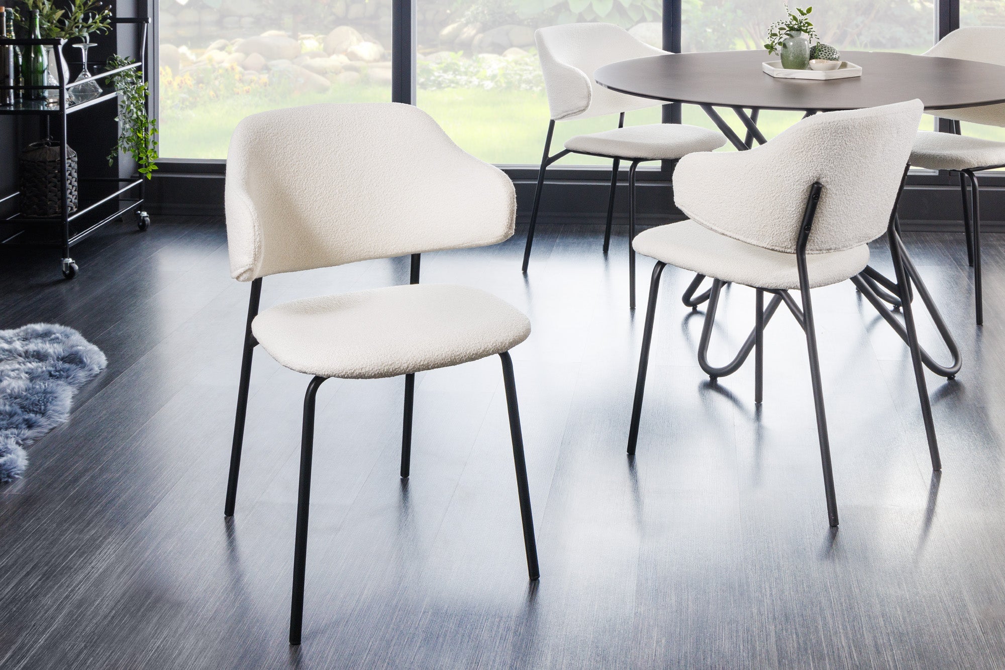 Juego de 2 sillas VOGUE de diseño rizado blanco con patas de metal negro