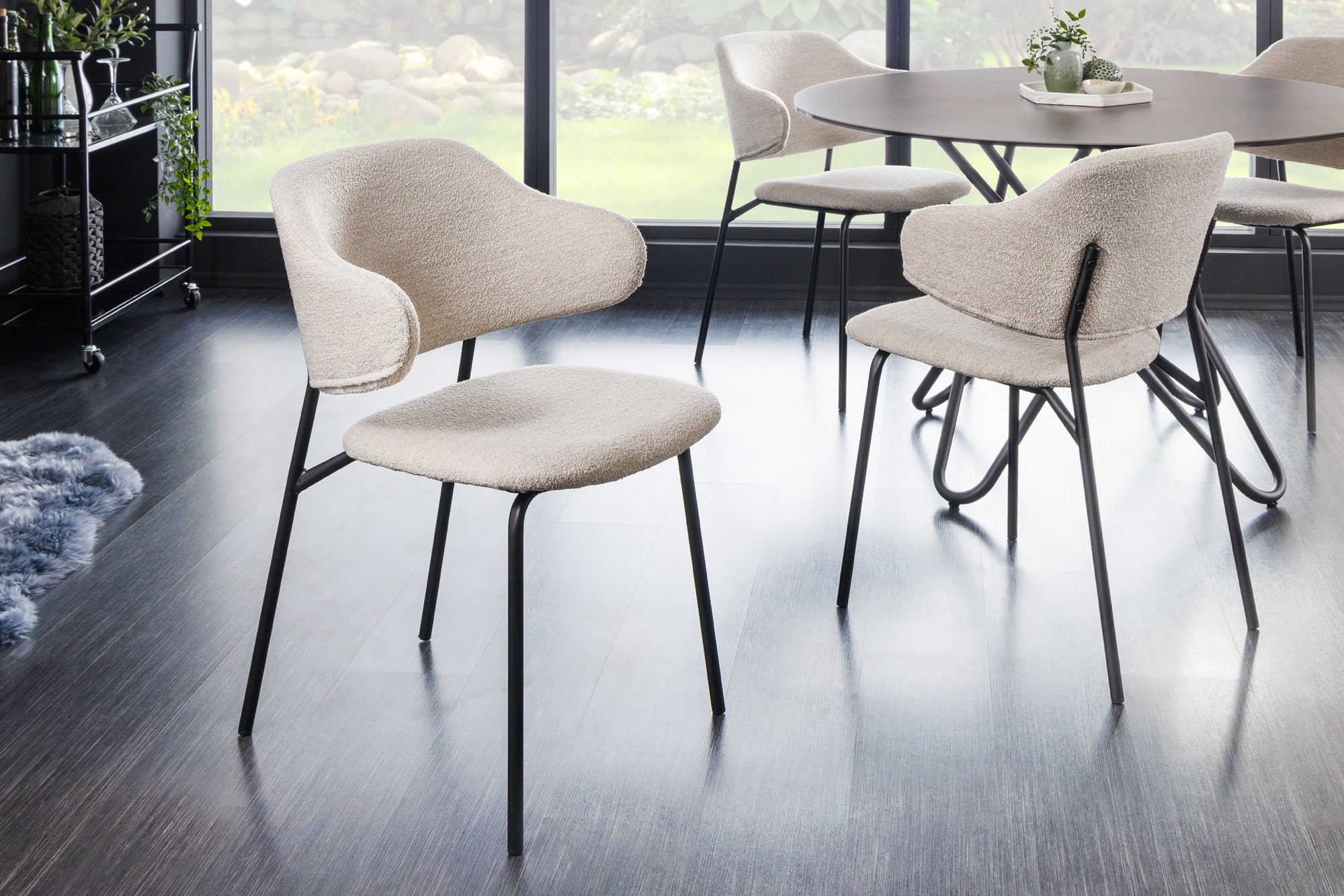 Juego de 2 sillas de diseño VOGUE en gris con patas de metal negro