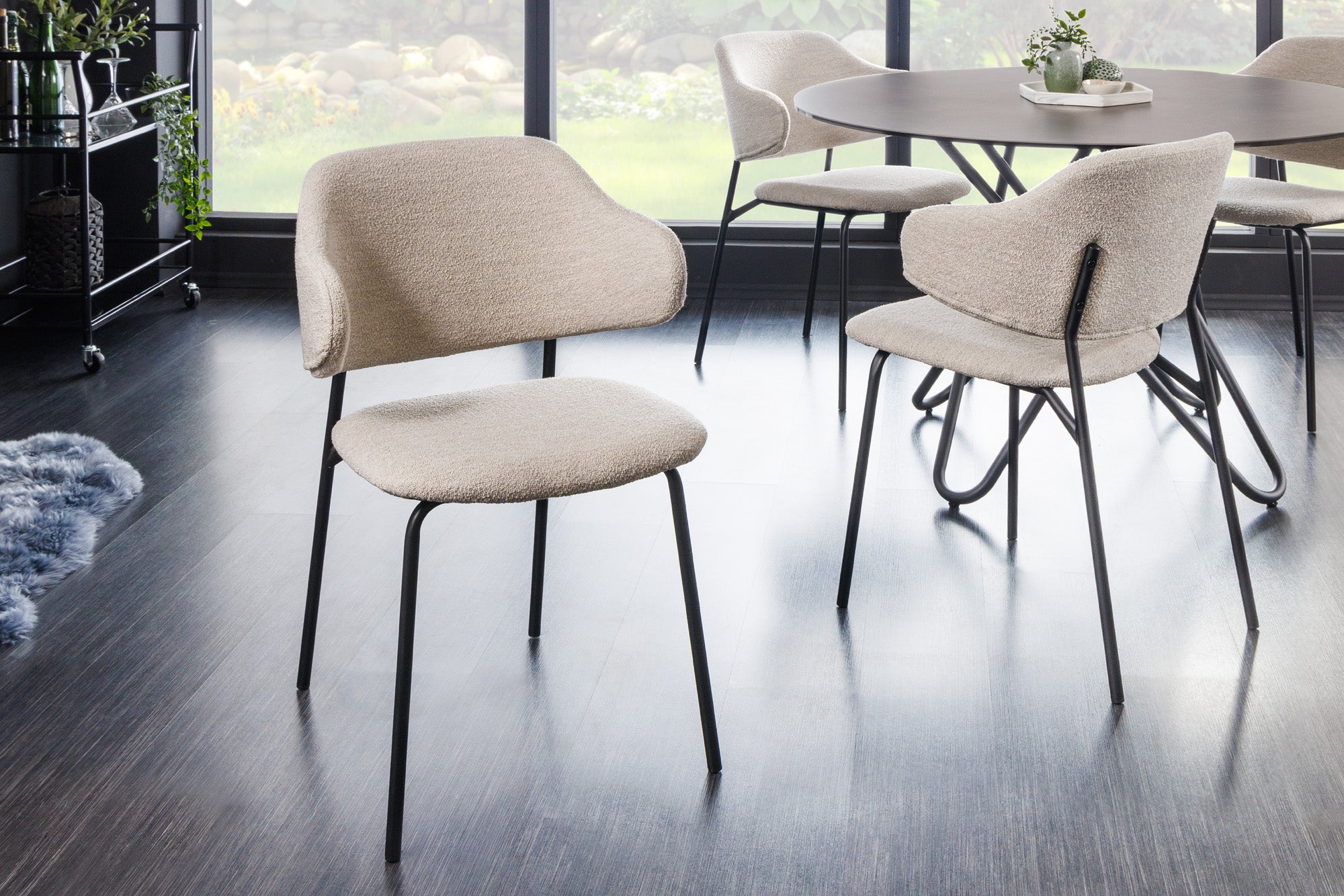 Juego de 2 sillas de diseño VOGUE en gris con patas de metal negro