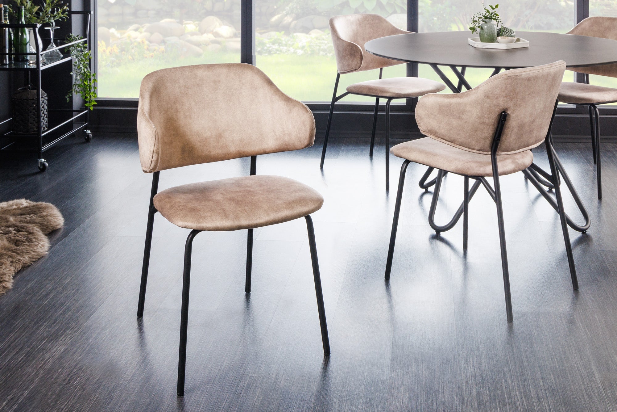 Lote de 2 sillas de diseño VOGUE de terciopelo champán con patas de metal negro