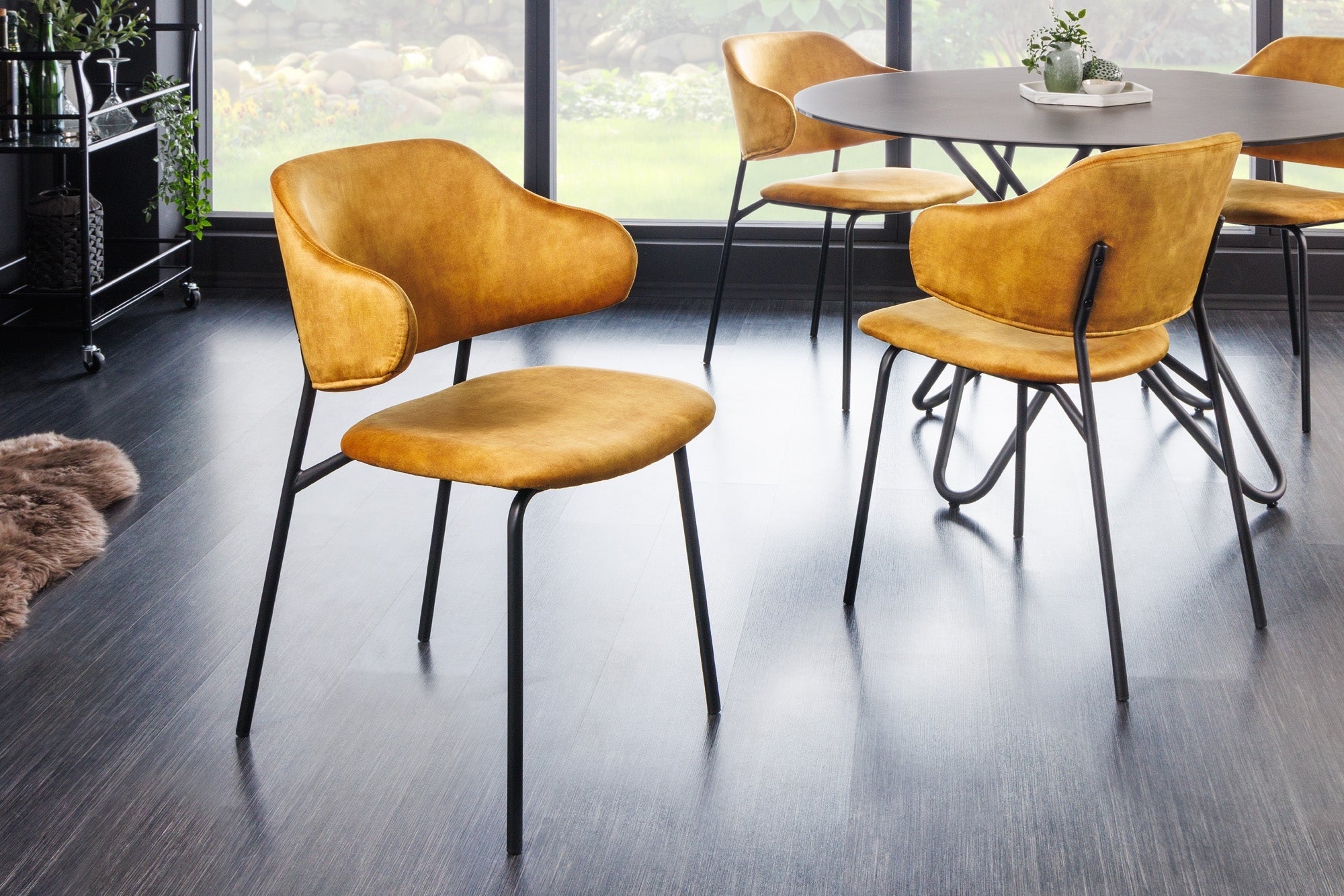 Lote de 2 sillas de diseño VOGUE de terciopelo amarillo mostaza con patas de metal negro