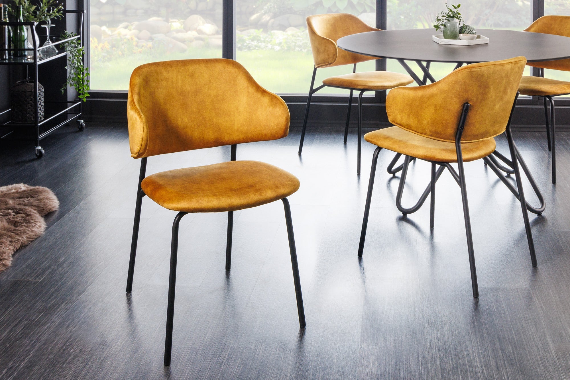 Lote de 2 sillas de diseño VOGUE de terciopelo amarillo mostaza con patas de metal negro