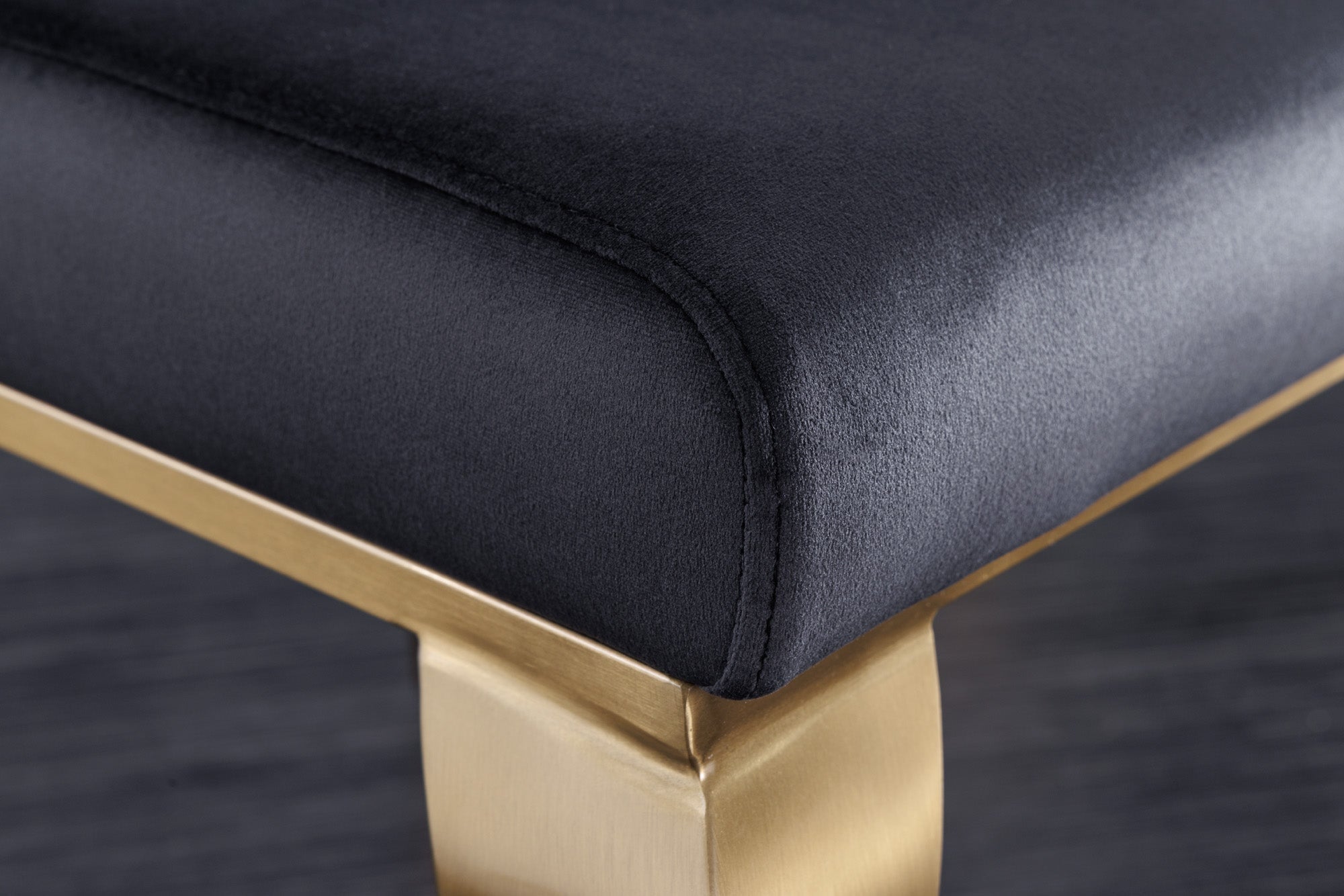 Lote de 2 elegantes sillas MODERN BAROCK de terciopelo negro, patas de acero inoxidable