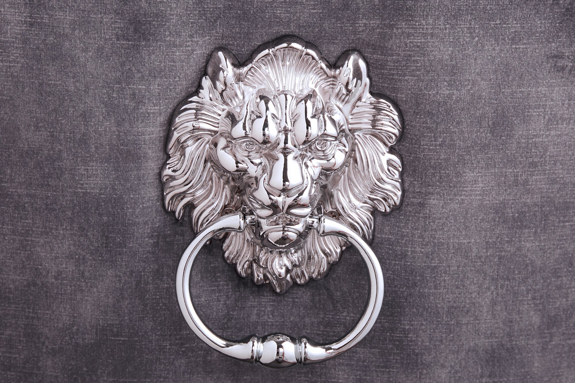 Juego de 2 elegantes sillas modernas de estilo barroco en terciopelo gris con cabeza de león plateada