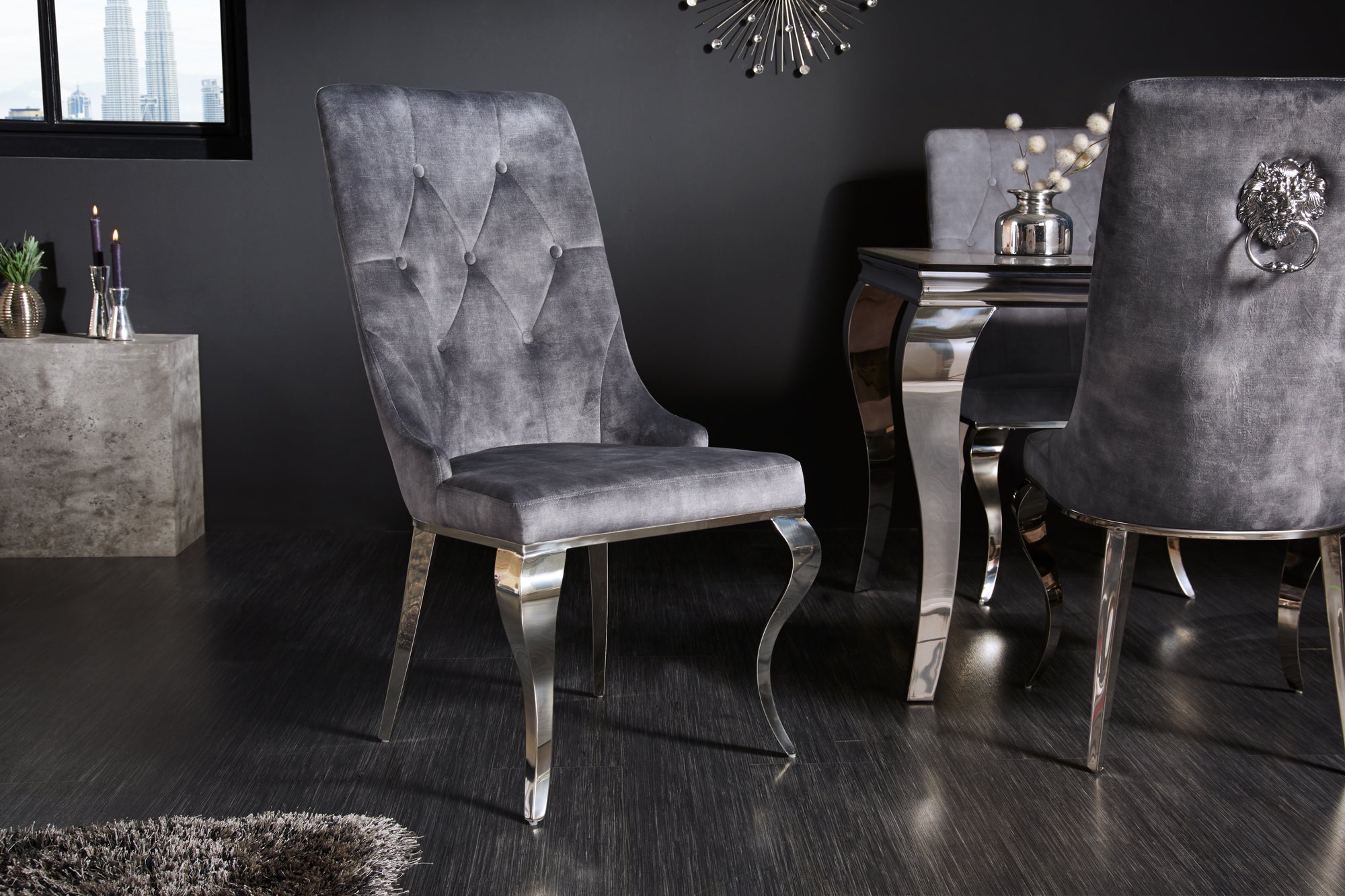 Juego de 2 elegantes sillas modernas de estilo barroco en terciopelo gris con cabeza de león plateada