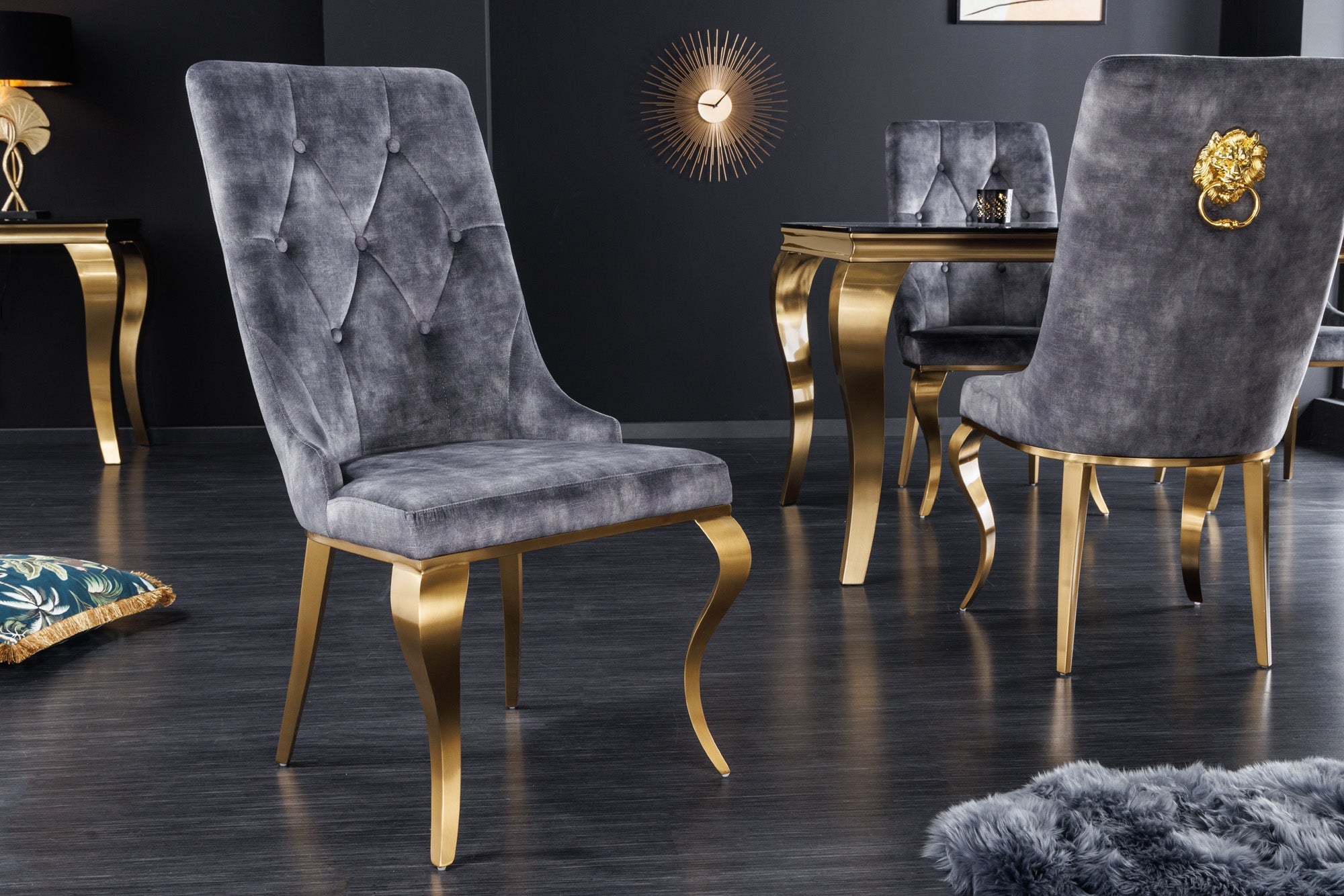 Juego de 2 elegantes sillas modernas de estilo barroco en terciopelo gris con cabeza de león dorada