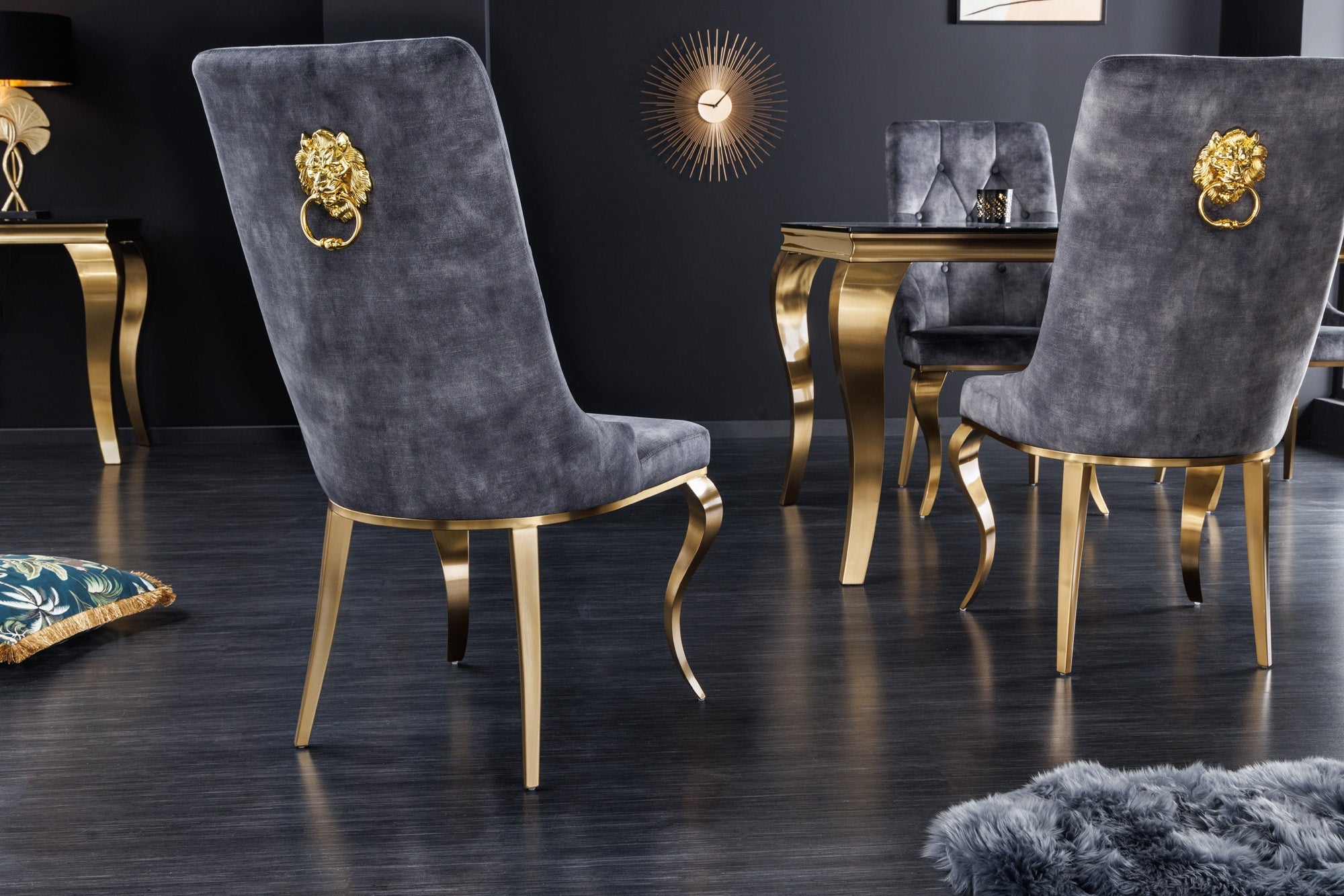 Juego de 2 elegantes sillas modernas de estilo barroco en terciopelo gris con cabeza de león dorada