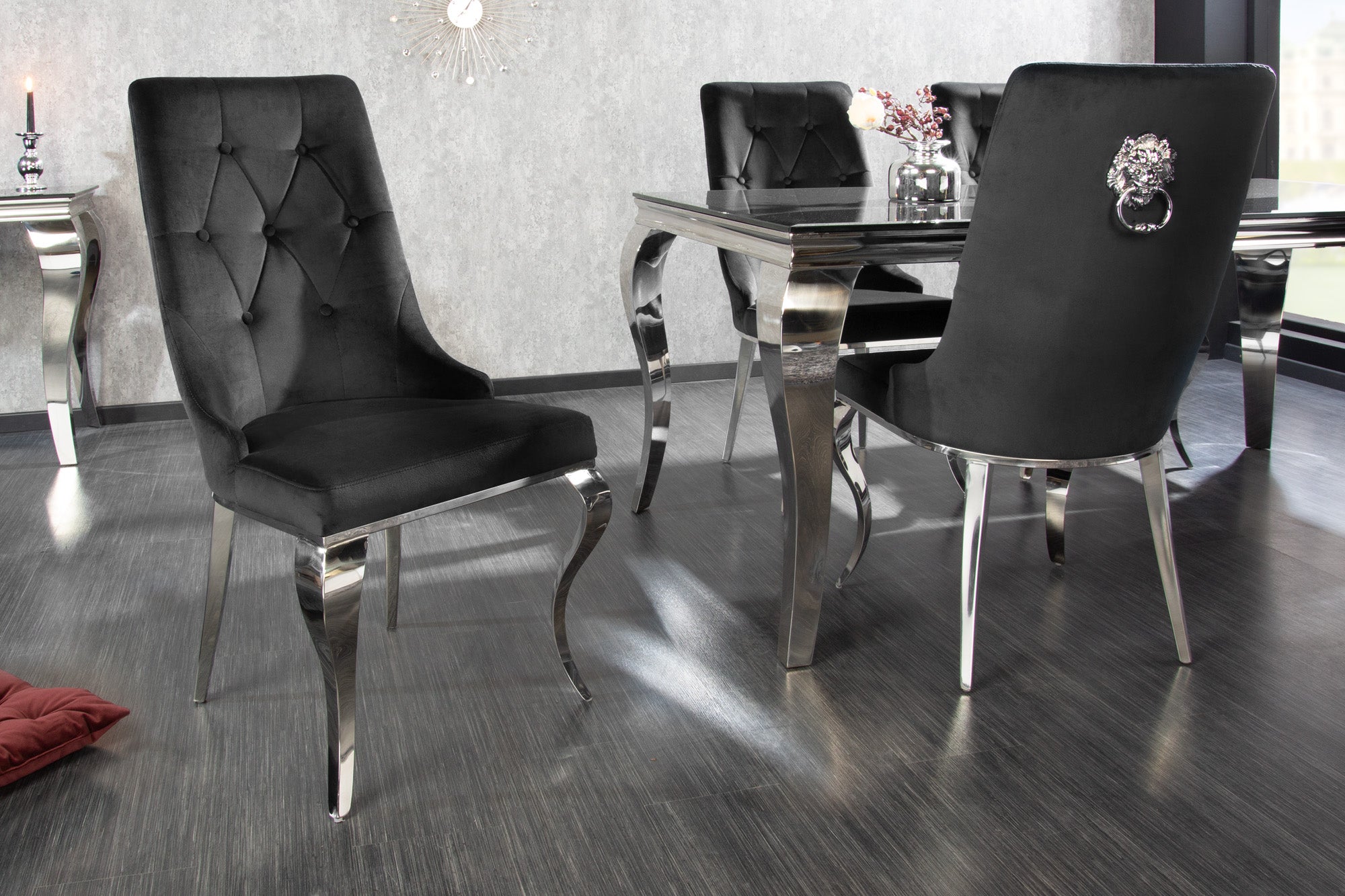 Juego de 2 elegantes sillas modernas de estilo barroco en terciopelo negro con cabeza de león plateada