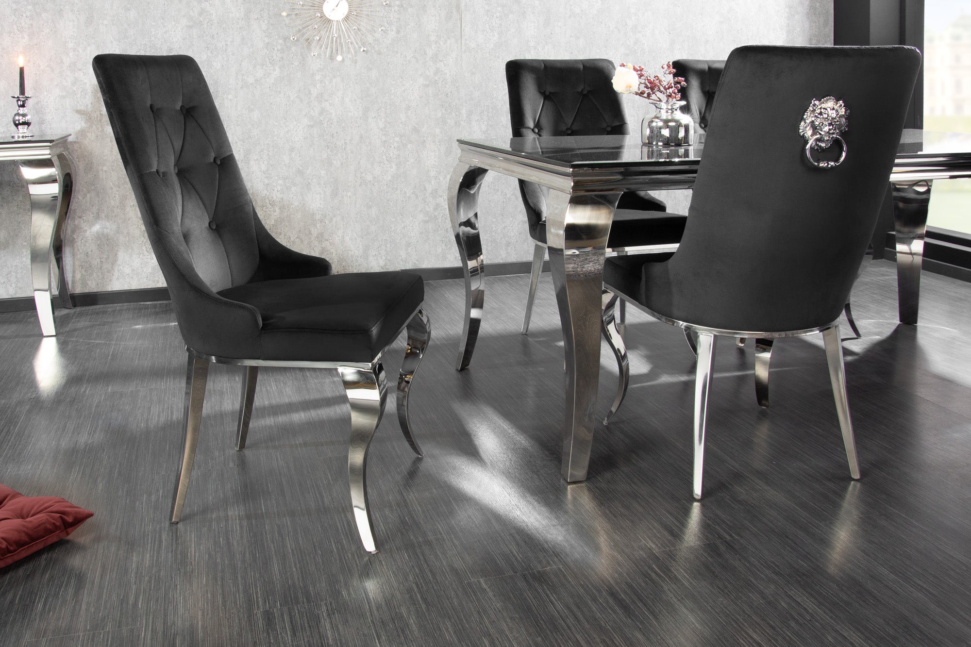Juego de 2 elegantes sillas modernas de estilo barroco en terciopelo negro con cabeza de león plateada