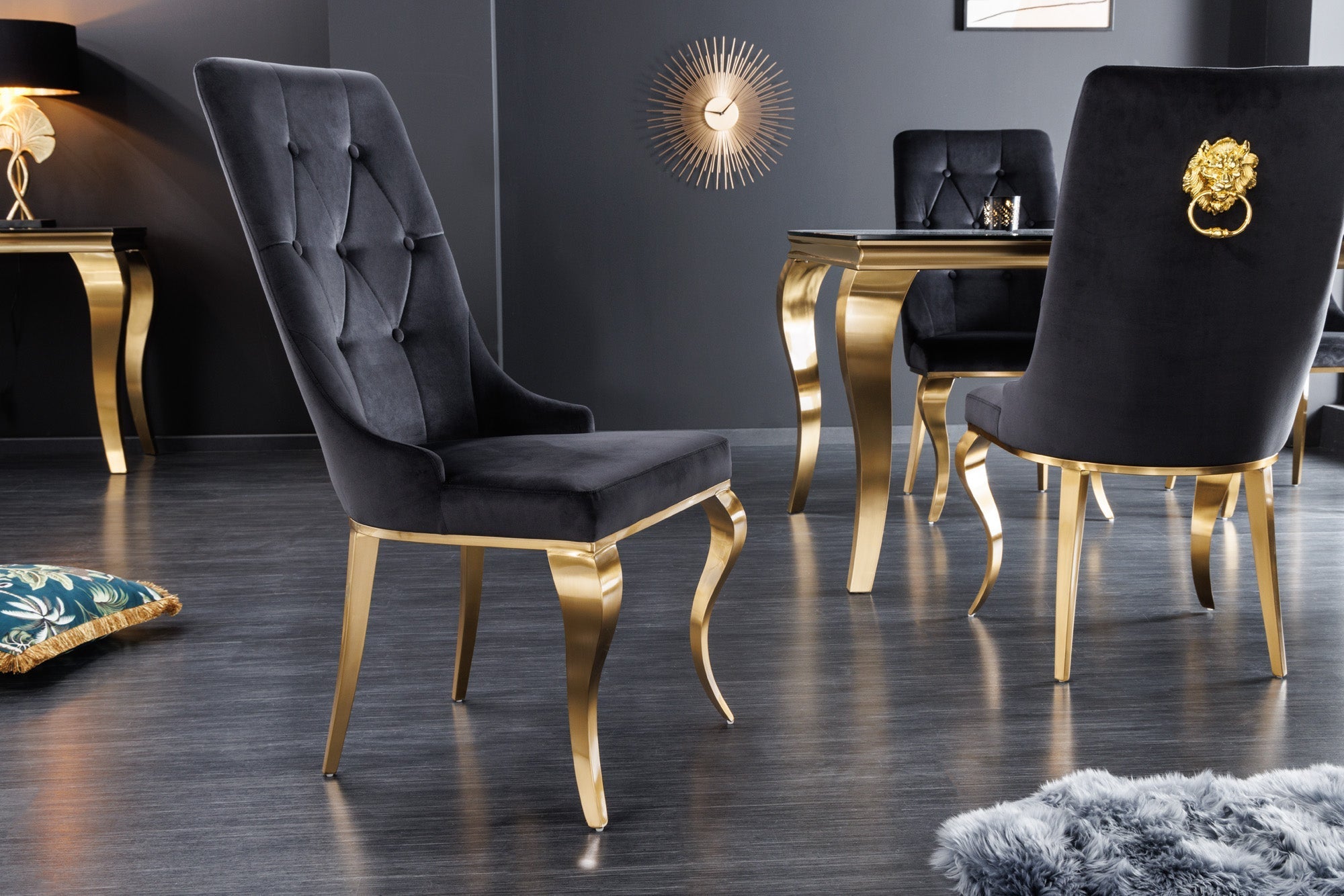 elegante-silla-moderna-de-estilo-barroco-en-velvet-negro-con-tapa-de-leon-dorado_42317 (inv)