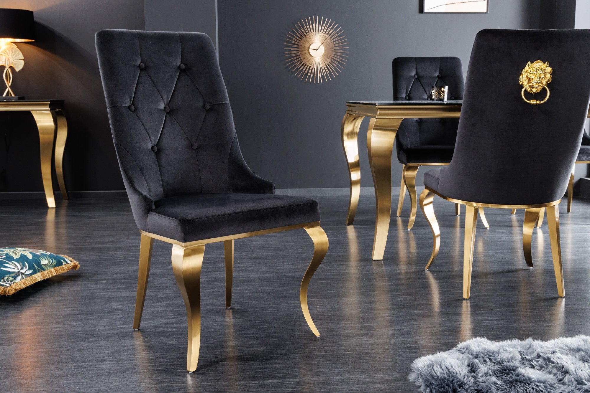 Juego de 2 elegantes sillas modernas de estilo barroco en terciopelo negro con cabeza de león dorada