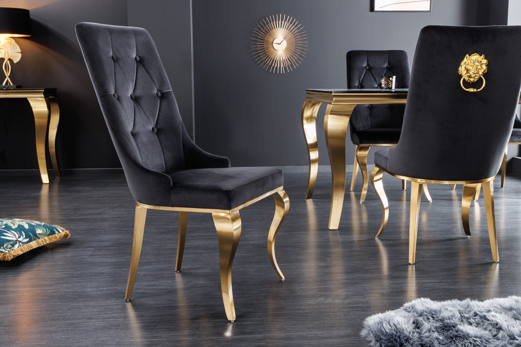 Juego de 2 elegantes sillas modernas de estilo barroco en terciopelo negro con cabeza de león dorada