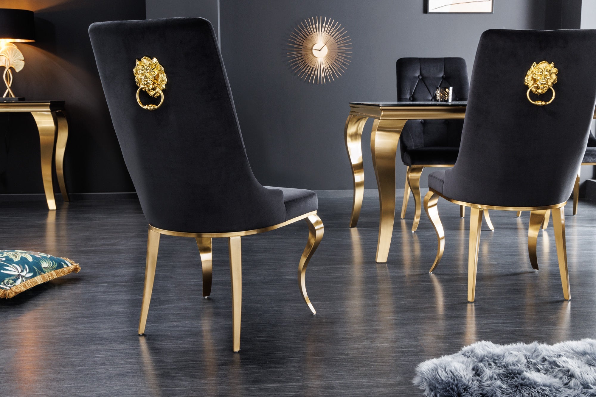 Juego de 2 elegantes sillas modernas de estilo barroco en terciopelo negro con cabeza de león dorada