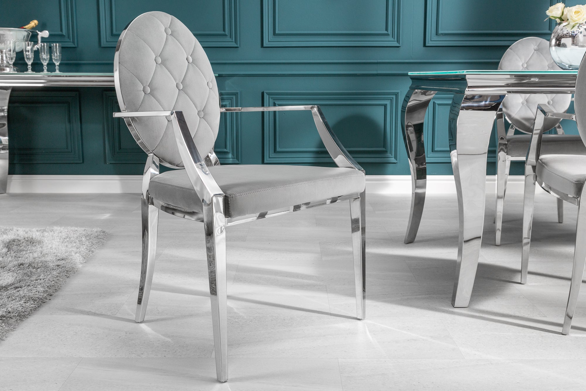 Elegante silla MODERN BAROCK de terciopelo gris noble con reposabrazos y botones decorativos
