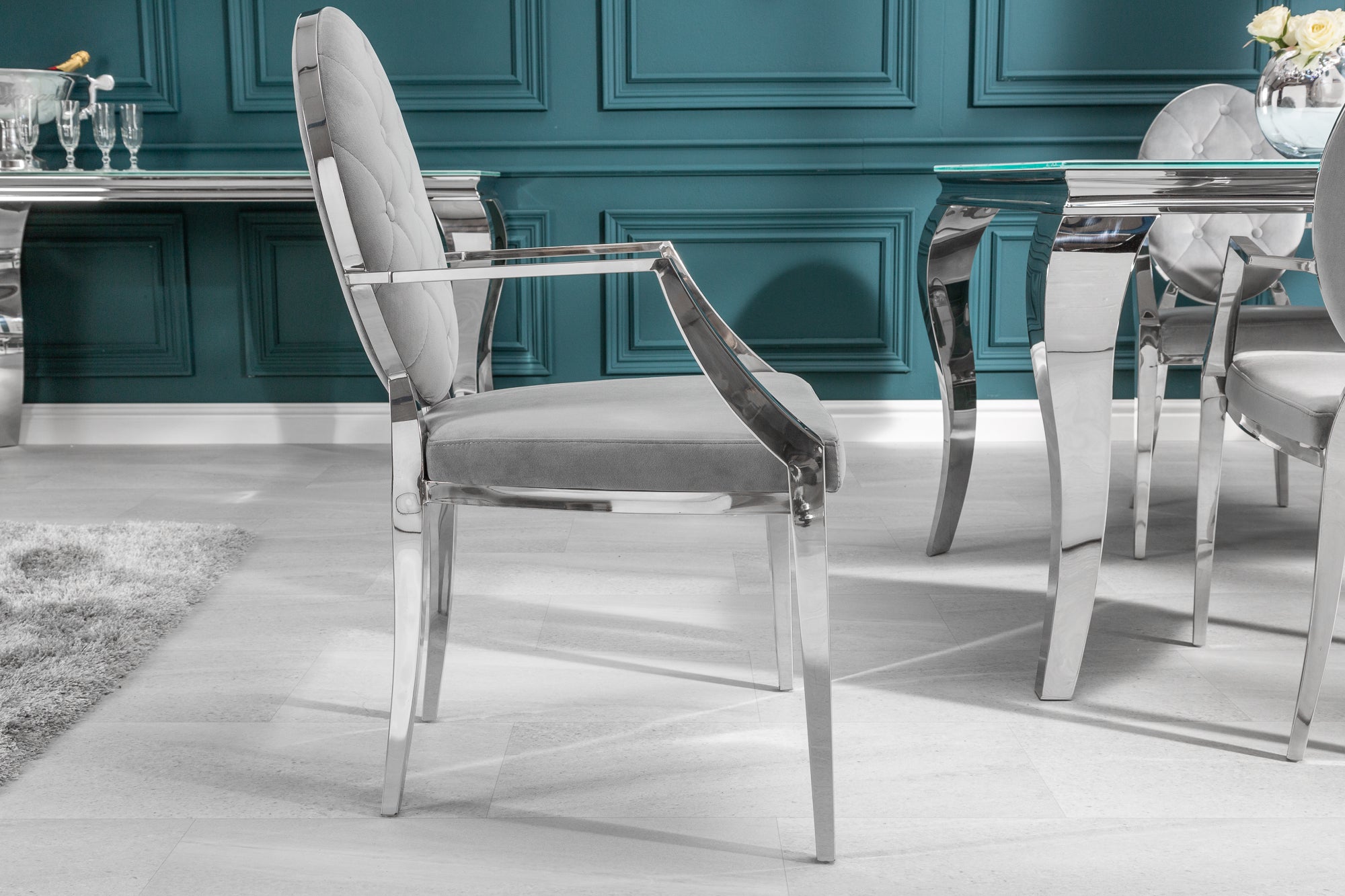 Elegante silla MODERN BAROCK de terciopelo gris noble con reposabrazos y botones decorativos
