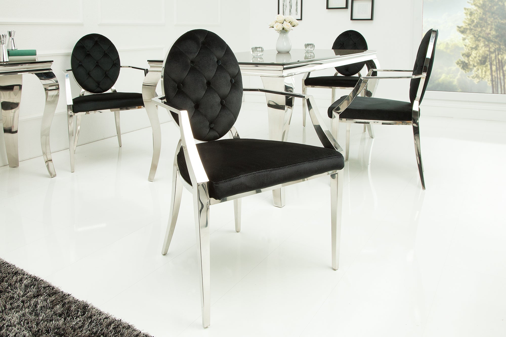 Elegante silla MODERN BAROCK de terciopelo negro con reposabrazos y botones decorativos