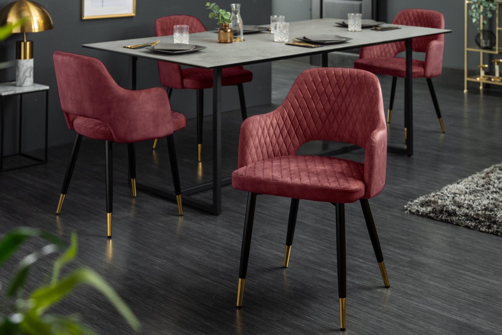 Lote de 2 elegantes sillas PARIS de terciopelo rojo, costuras decorativas, puntas doradas, diseño retro, con reposabrazos