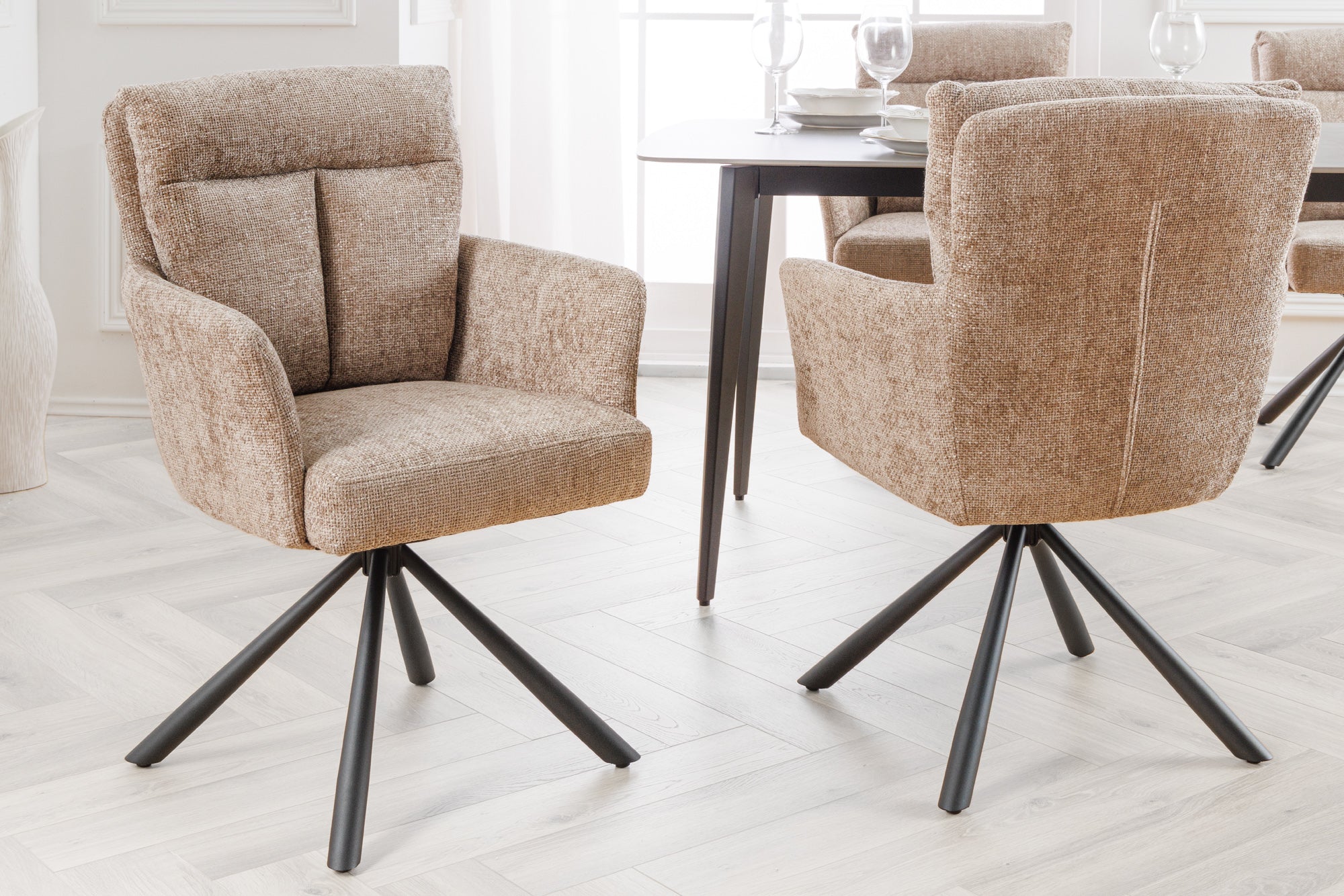 Lote de 2 sillas giratorias BIG GEORGE de tela texturizada beige con reposabrazos de metal negro