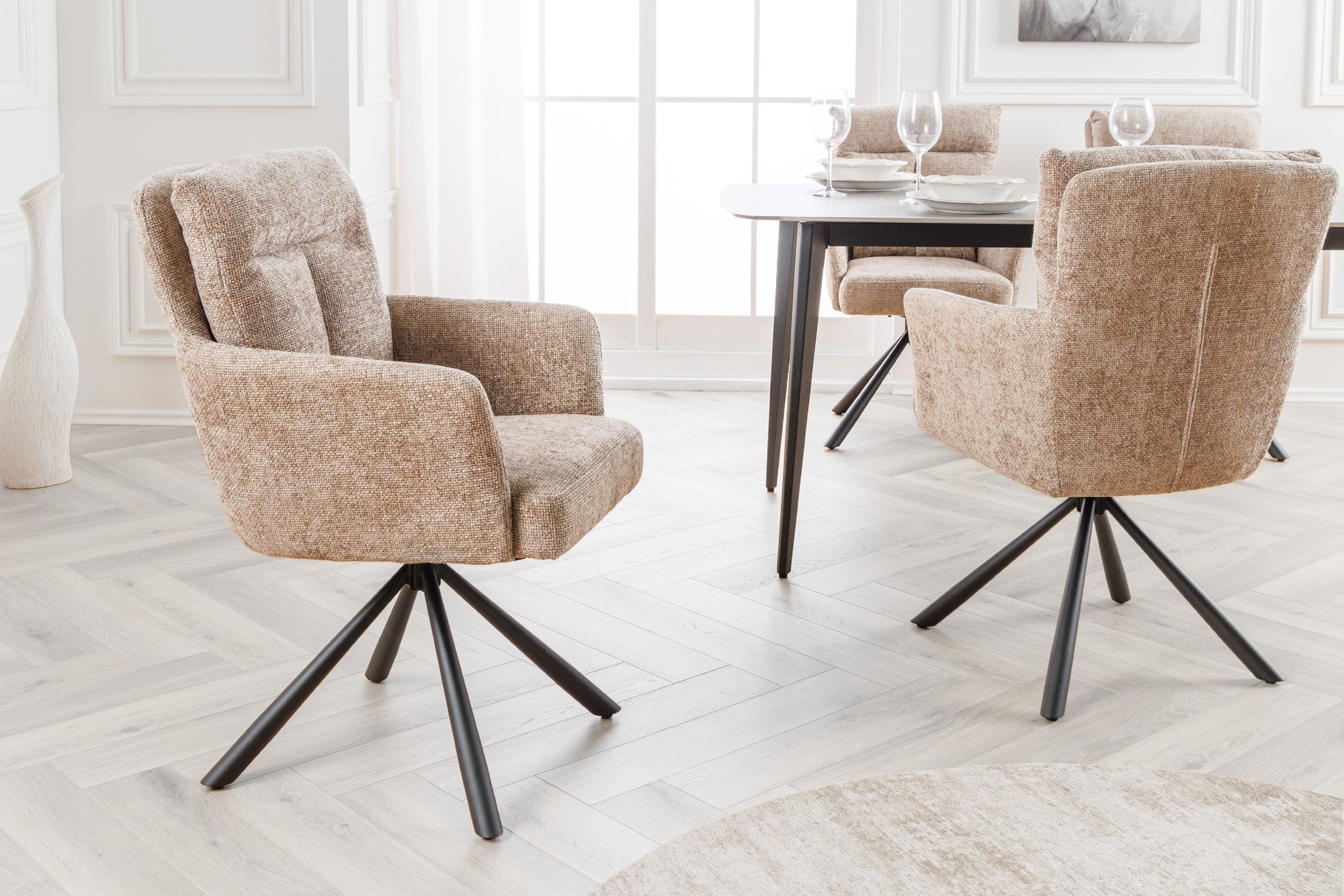Lote de 2 sillas giratorias BIG GEORGE de tela texturizada beige con reposabrazos de metal negro