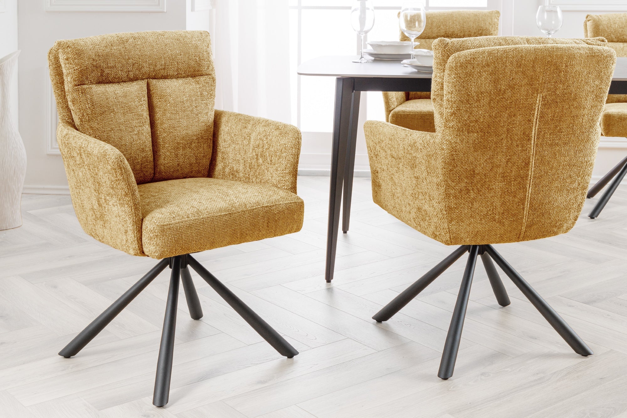 Lote de 2 sillas giratorias BIG GEORGE de tela con textura amarillo mostaza y reposabrazos de metal negro