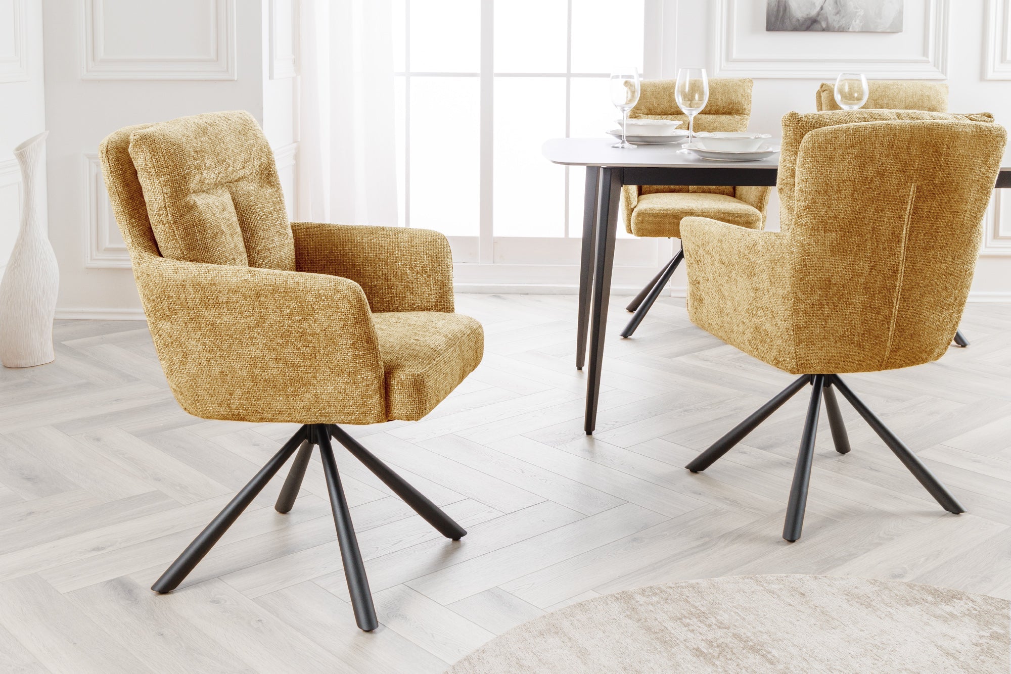 Lote de 2 sillas giratorias BIG GEORGE de tela con textura amarillo mostaza y reposabrazos de metal negro