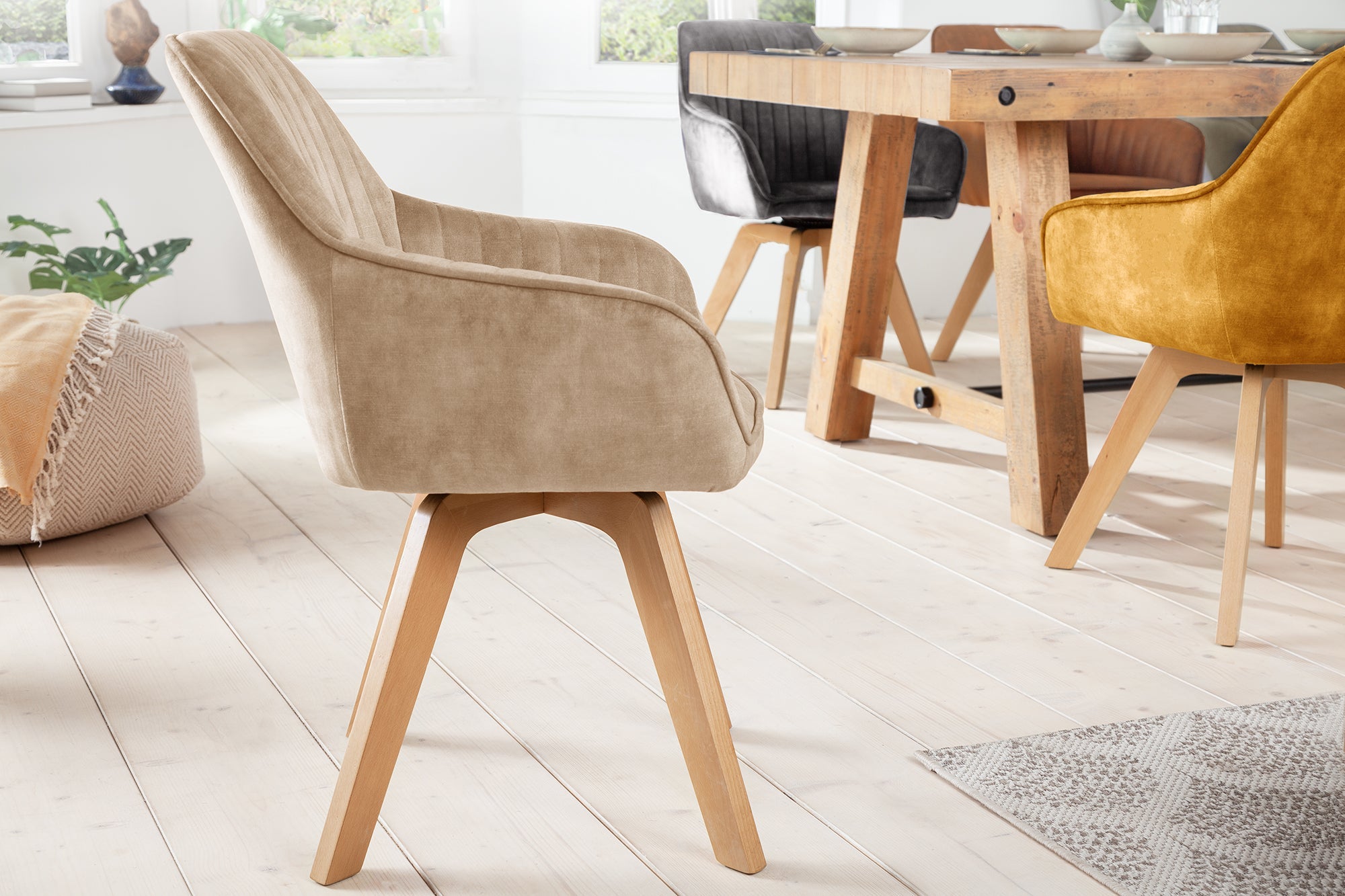 Chaise pivotante LIVORNO velours grège champagne avec accoudoir recouvert de bois de hêtre
