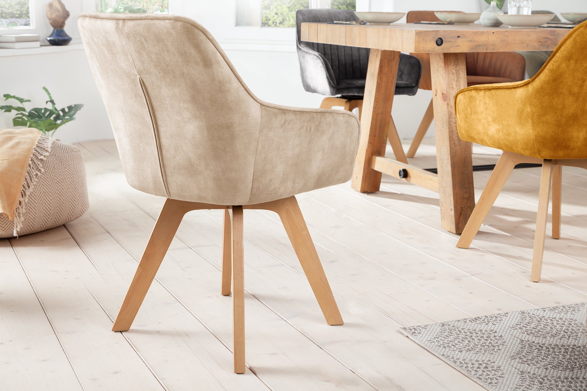 Chaise pivotante LIVORNO velours grège champagne avec accoudoir recouvert de bois de hêtre