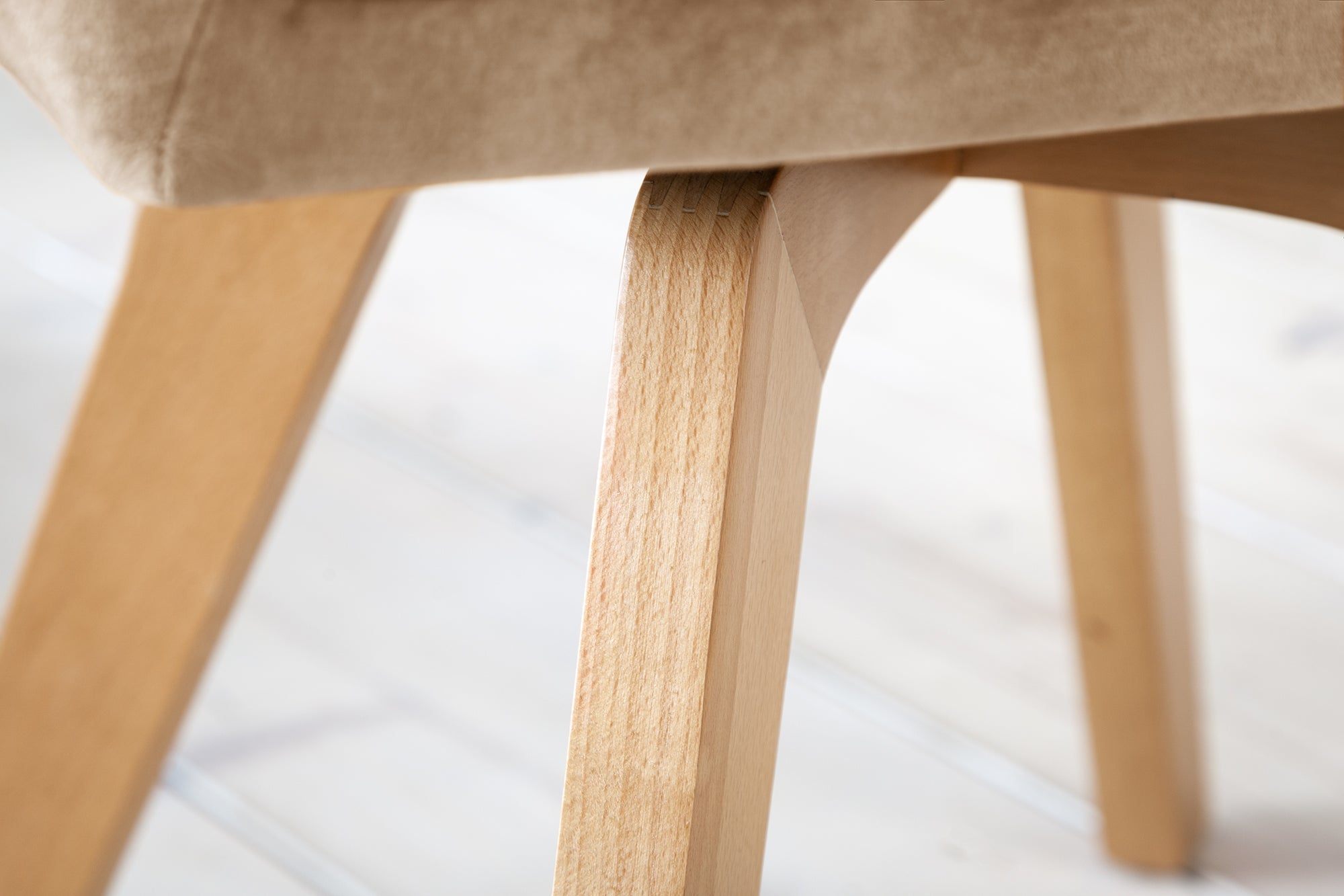 Chaise pivotante LIVORNO velours grège champagne avec accoudoir recouvert de bois de hêtre