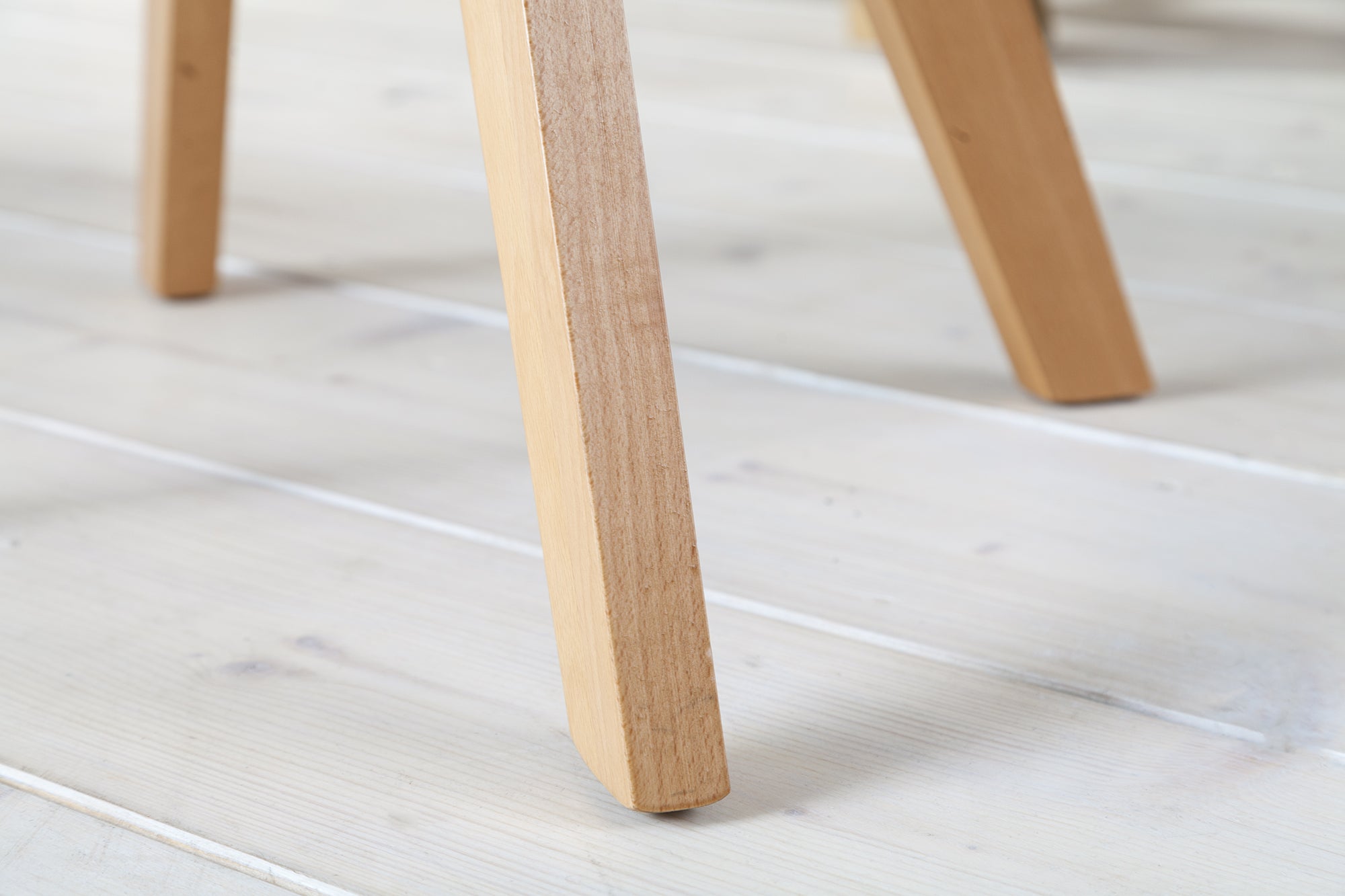 Chaise pivotante LIVORNO velours grège champagne avec accoudoir recouvert de bois de hêtre