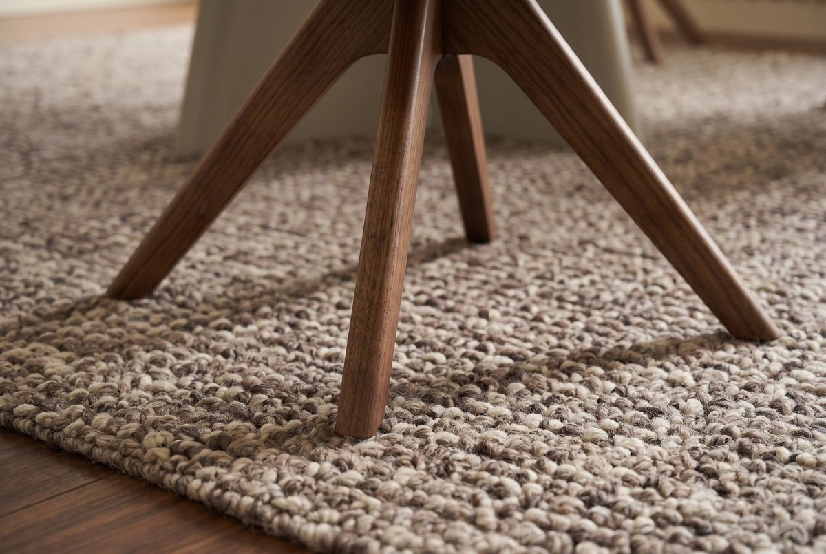 Chaise pivotante ORGANIKO taupe beige tissu structuré piètement en bois de noyer avec accoudoirs