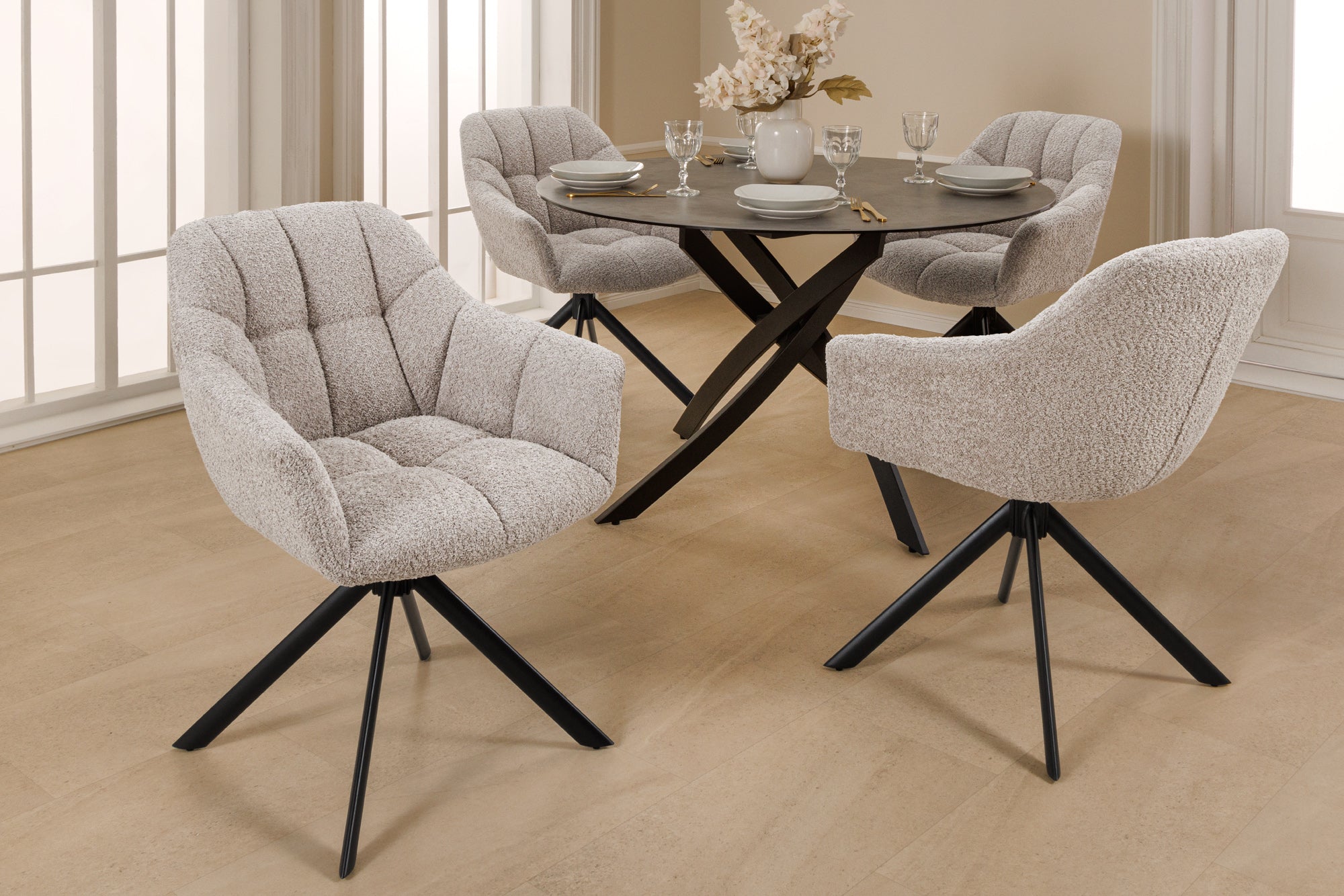 Lote de 2 sillas giratorias PAPILLON beige con reposabrazos, estructura de metal negro