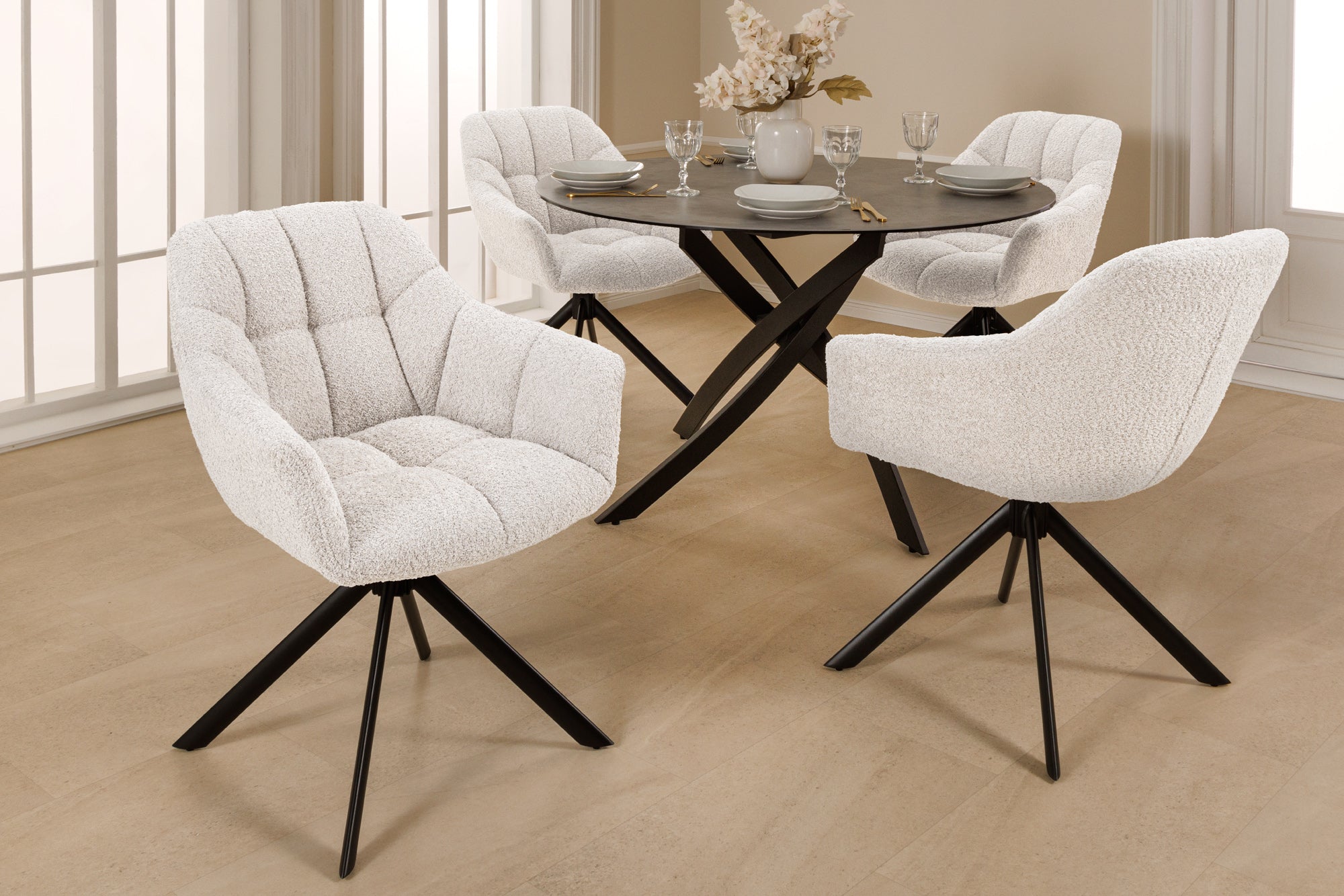 Lote de 2 sillas giratorias PAPILLON de bouclé blanco con reposabrazos, estructura de metal negro