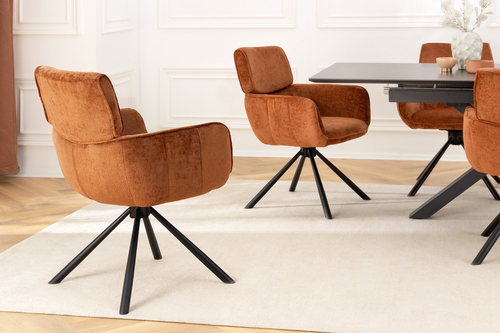 Lot de 2x chaises pivotante rétro UNIQUE en chenille marron rouille pieds en métal noir avec accoudoirs