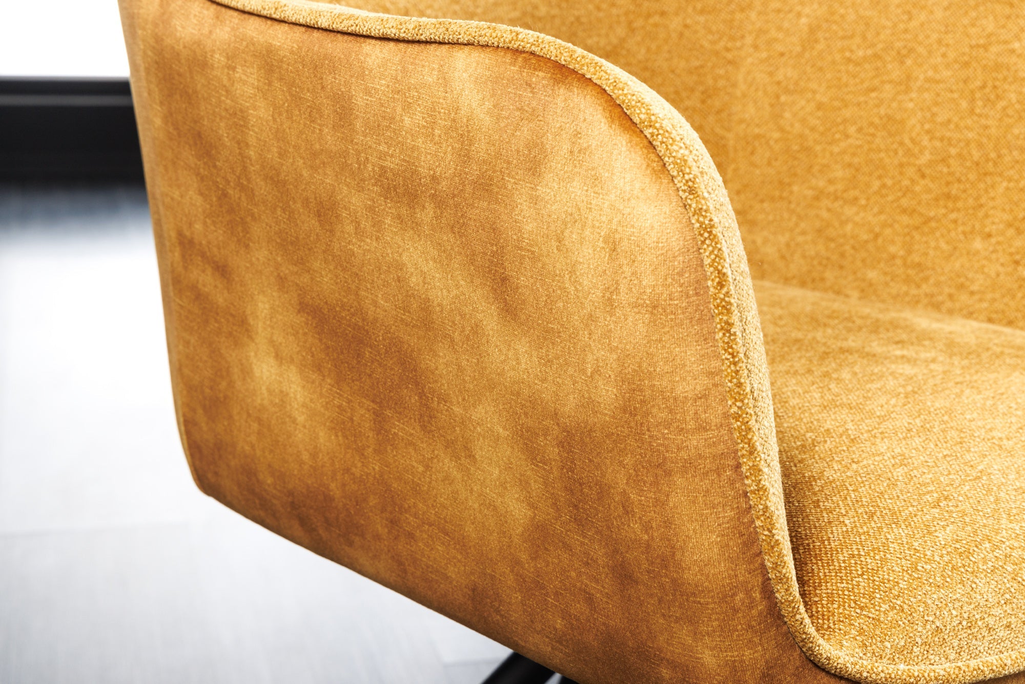Lote de 2 sillas giratorias VERONA de tela con textura de terciopelo amarillo mostaza con brazos y patas de metal negro