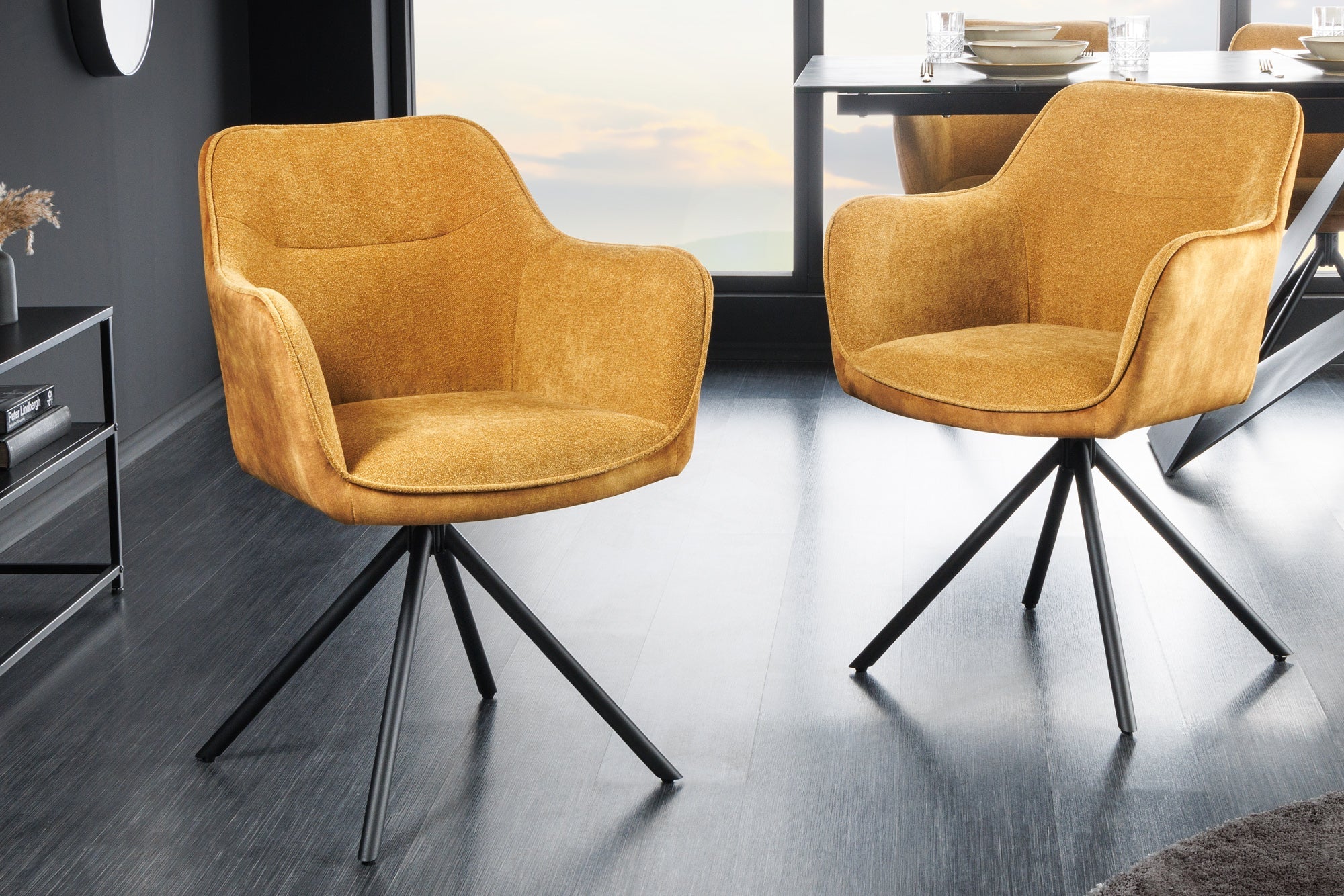Lote de 2 sillas giratorias VERONA de tela con textura de terciopelo amarillo mostaza con brazos y patas de metal negro