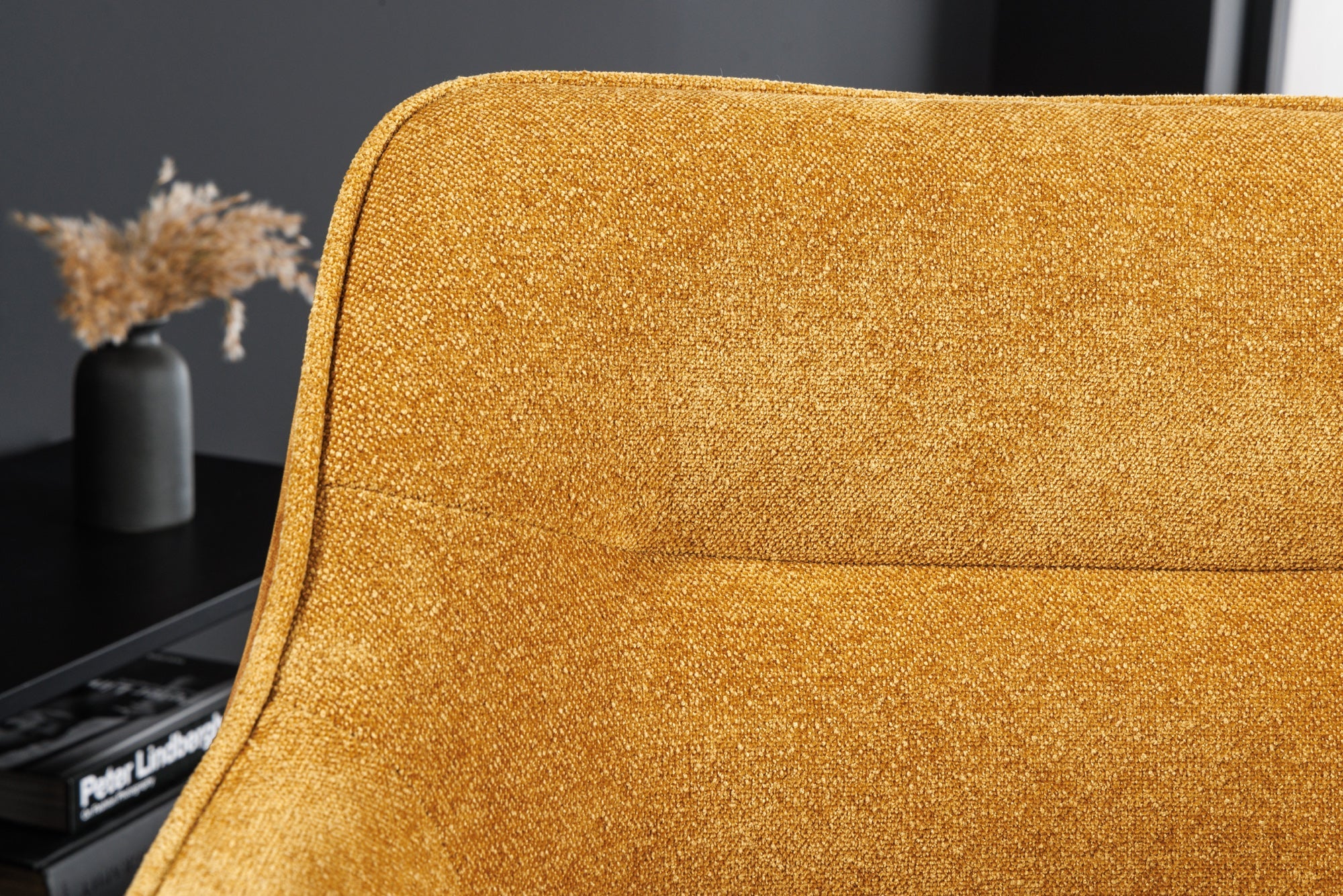 Lote de 2 sillas giratorias VERONA de tela con textura de terciopelo amarillo mostaza con brazos y patas de metal negro