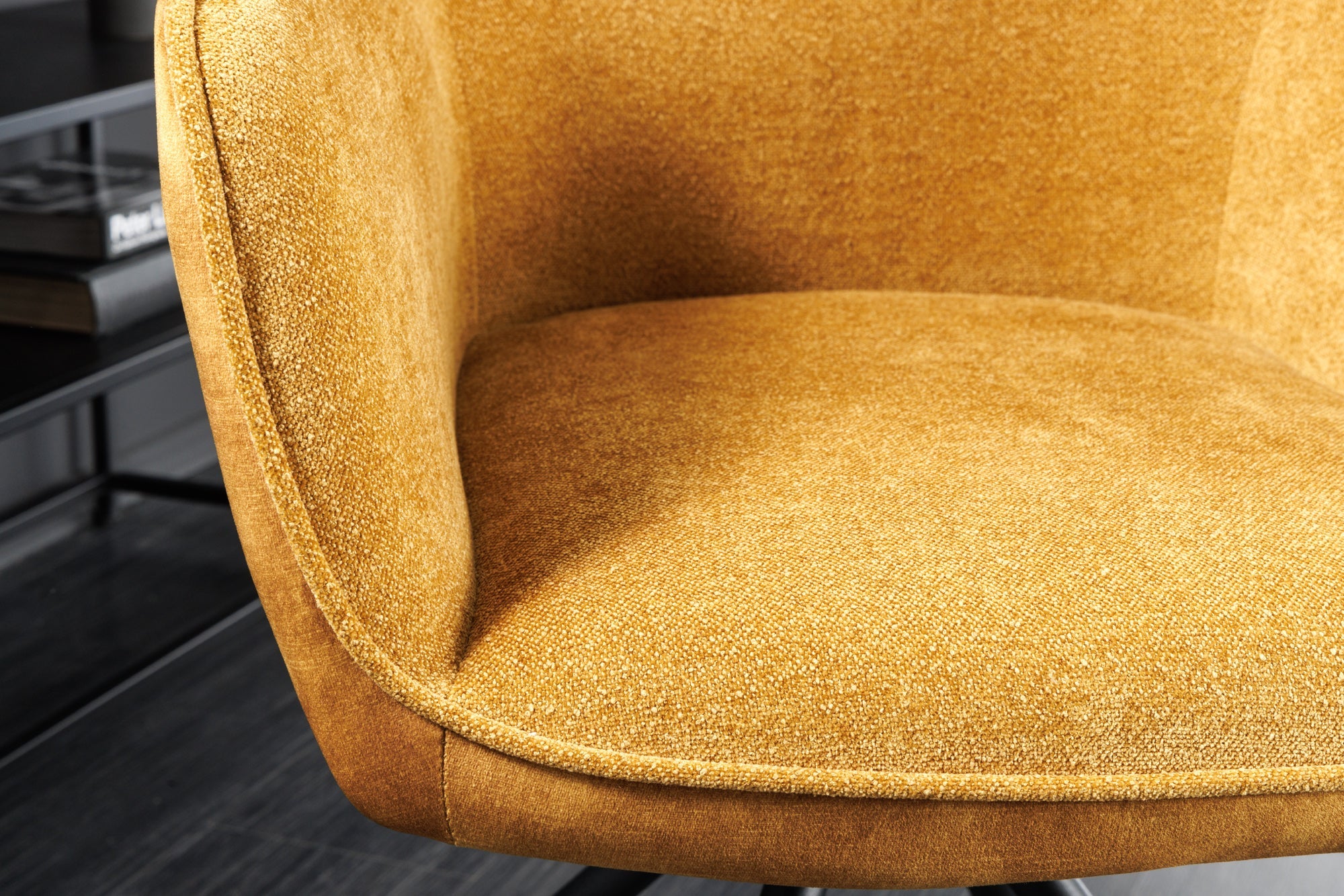 Lote de 2 sillas giratorias VERONA de tela con textura de terciopelo amarillo mostaza con brazos y patas de metal negro
