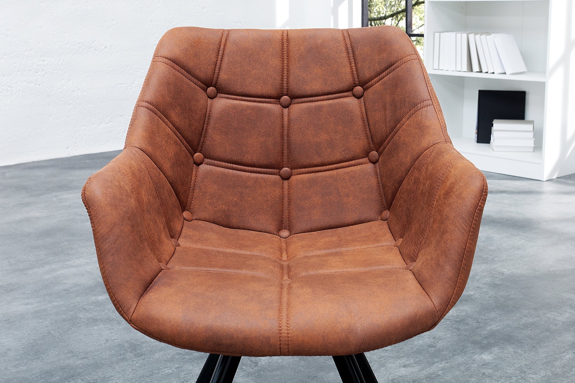 Silla retro THE DUTCH COURTURIER de microfibra marrón antiguo con reposabrazos y costuras decorativas