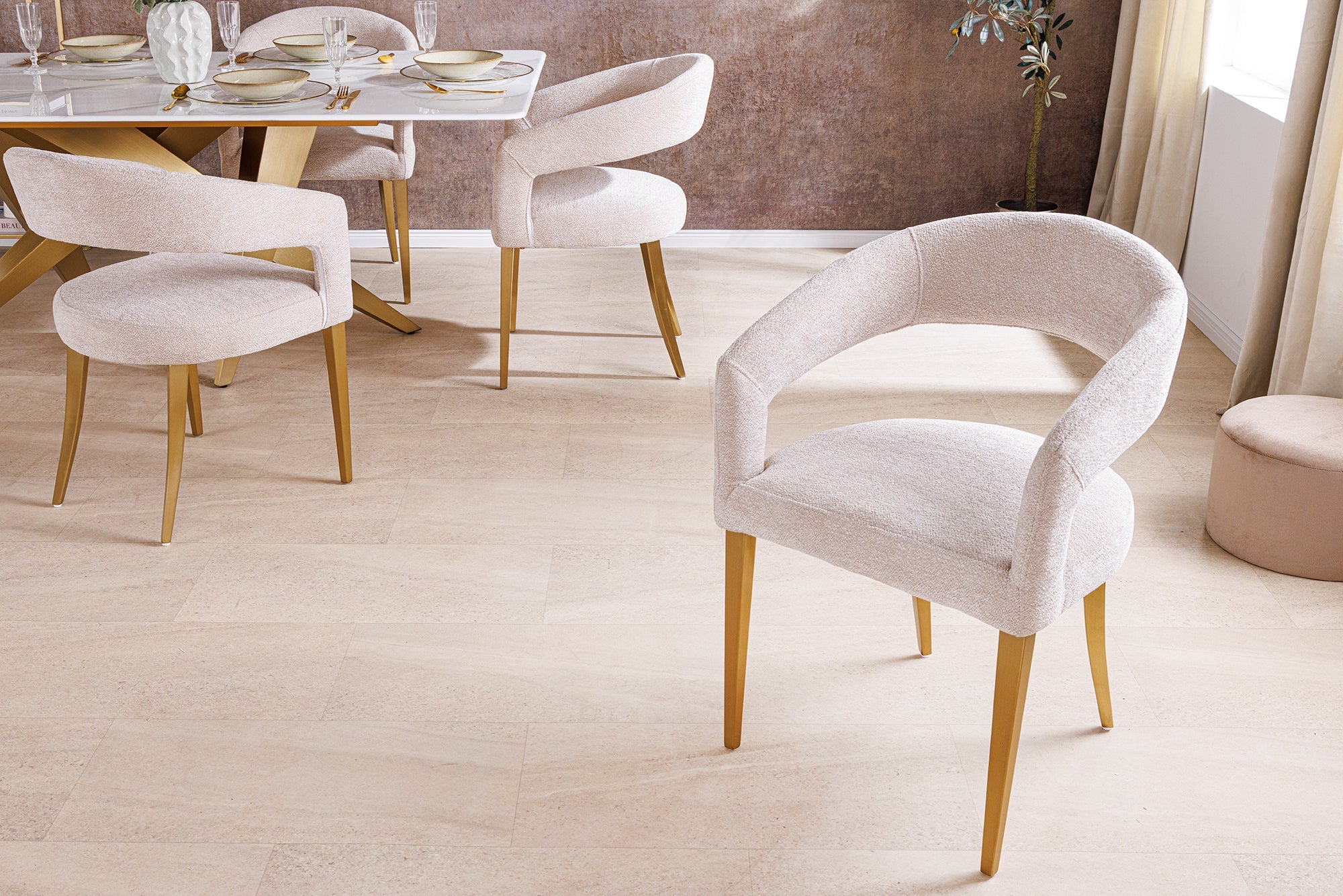 Lote de 2 sillas escandinavas BOUTIQUE en tejido texturizado beige con acabado en metal dorado champán cepillado