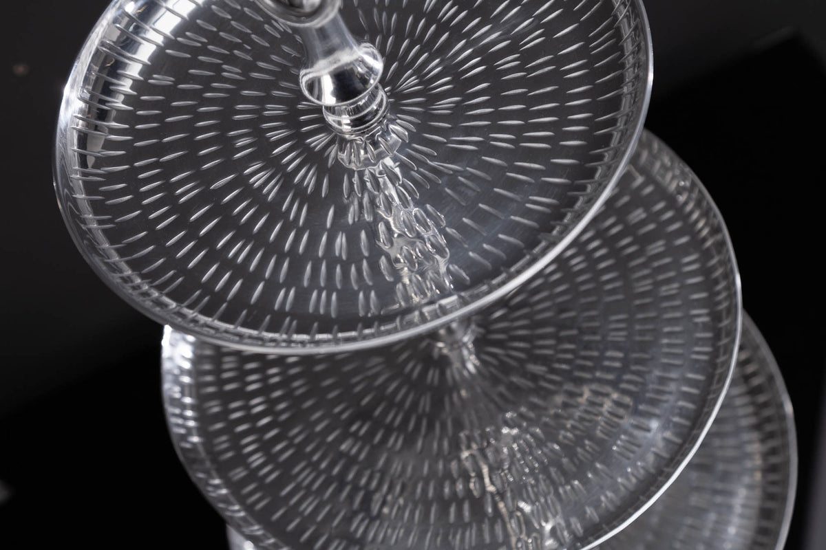 Élégant présentoir à gâteaux ORIENT 50 cm argenté au design marteau à riz avec trois niveaux