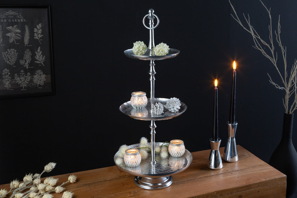Élégant présentoir à gâteaux ORIENT 65 cm argenté au design marteau sauvage avec trois niveaux