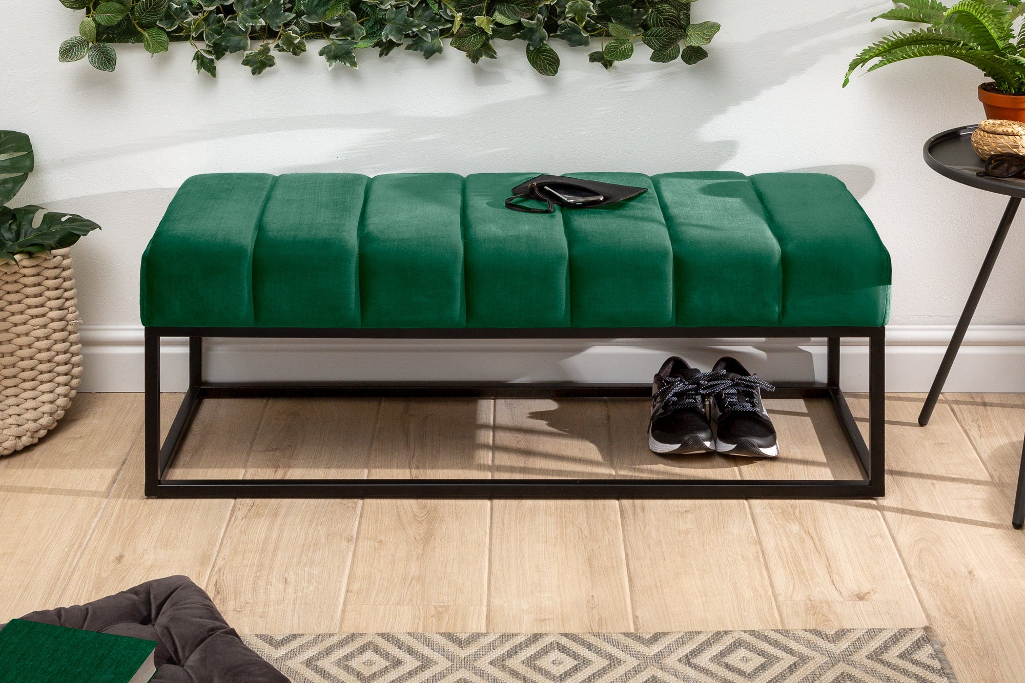 Elégante banquette PETIT BEAUTÉ 110cm velours vert émeraude structure noire