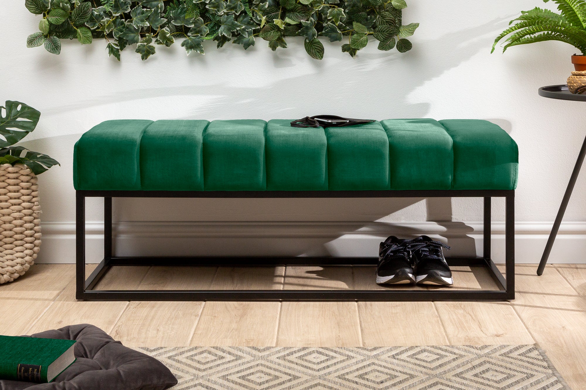 Elégante banquette PETIT BEAUTÉ 110cm velours vert émeraude structure noire