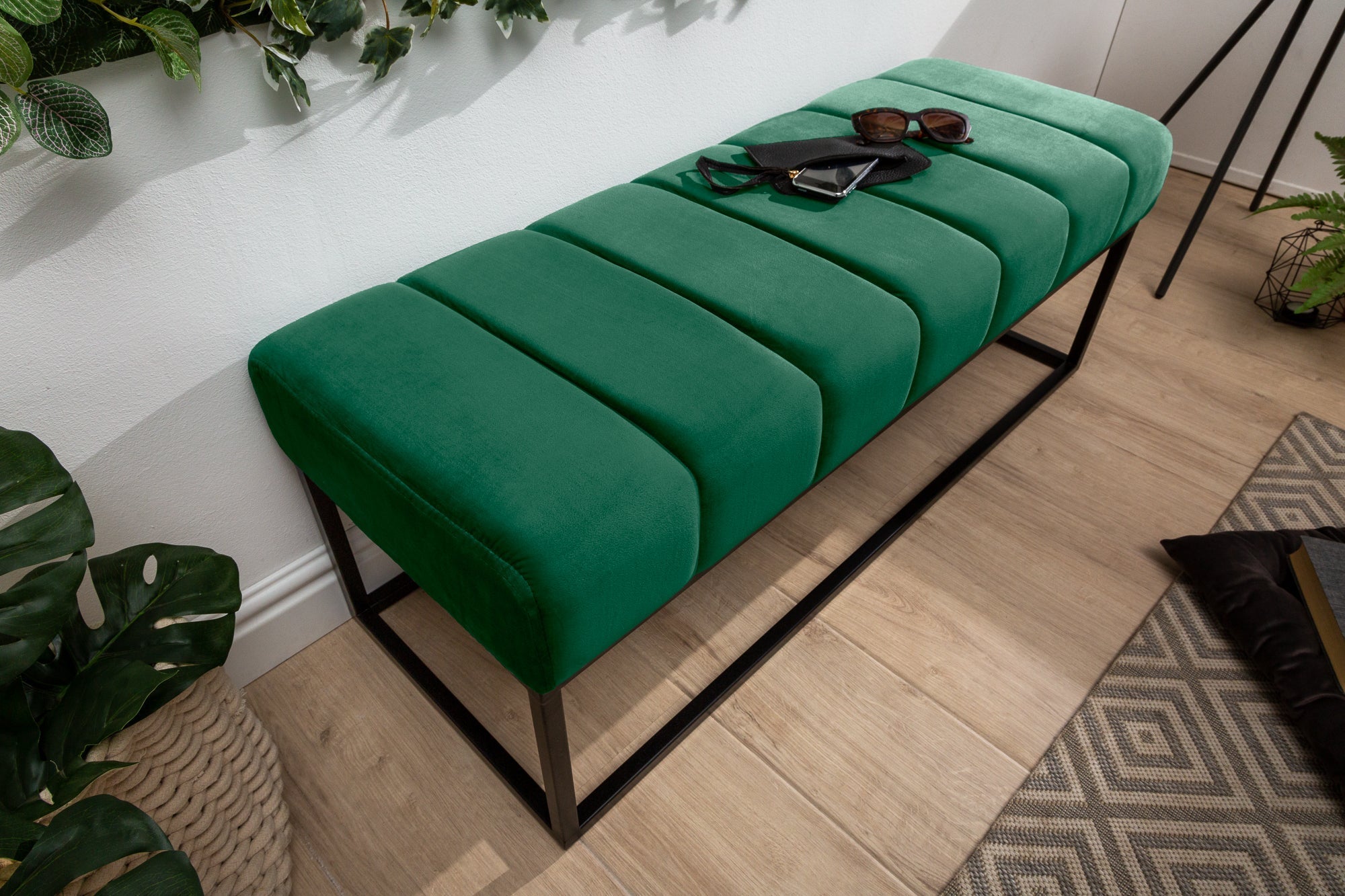 Elégante banquette PETIT BEAUTÉ 110cm velours vert émeraude structure noire