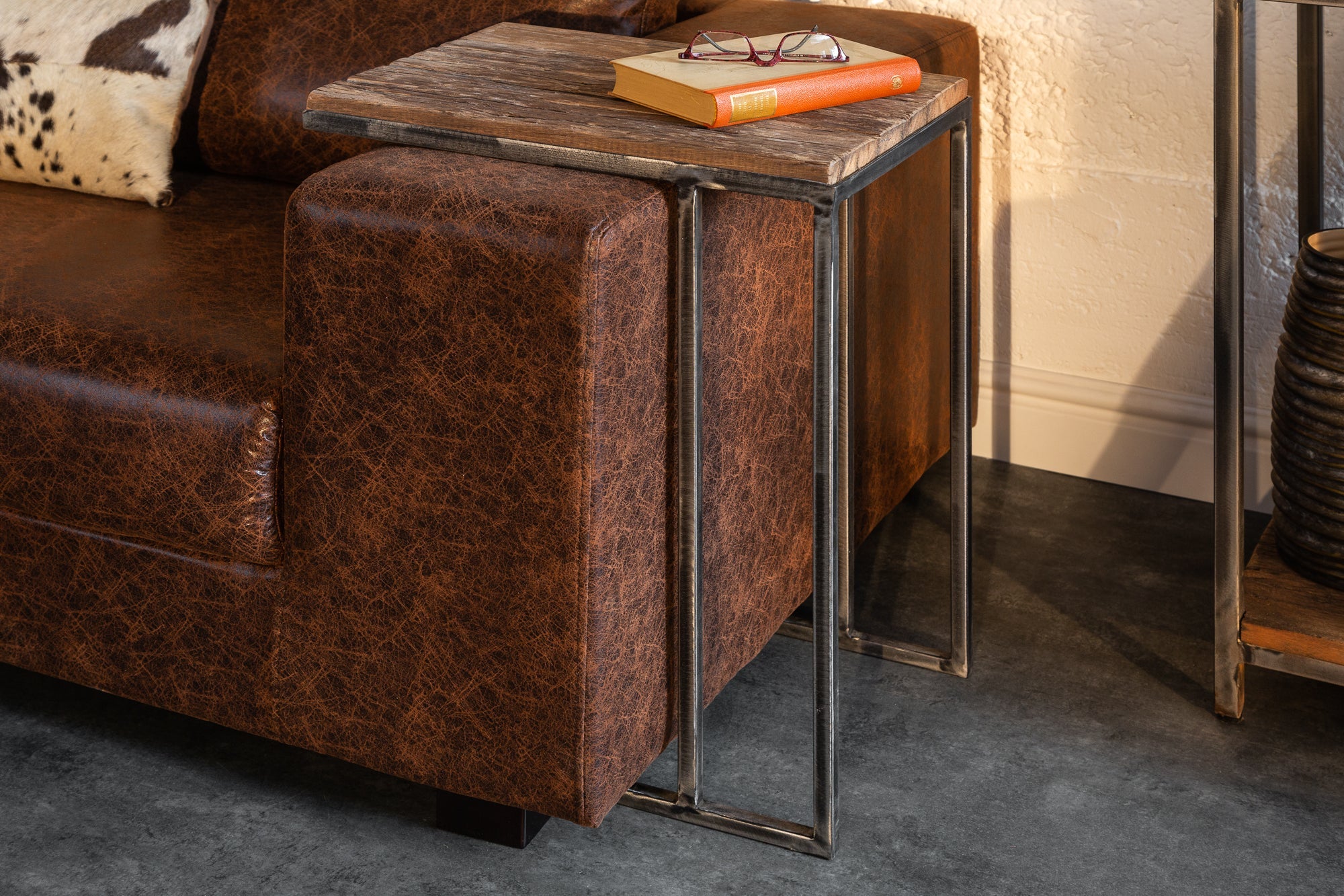 Lote de 2 mesas auxiliares industriales BARRACUDA 45 cm de madera maciza de Salholz con armazón de metal curvado