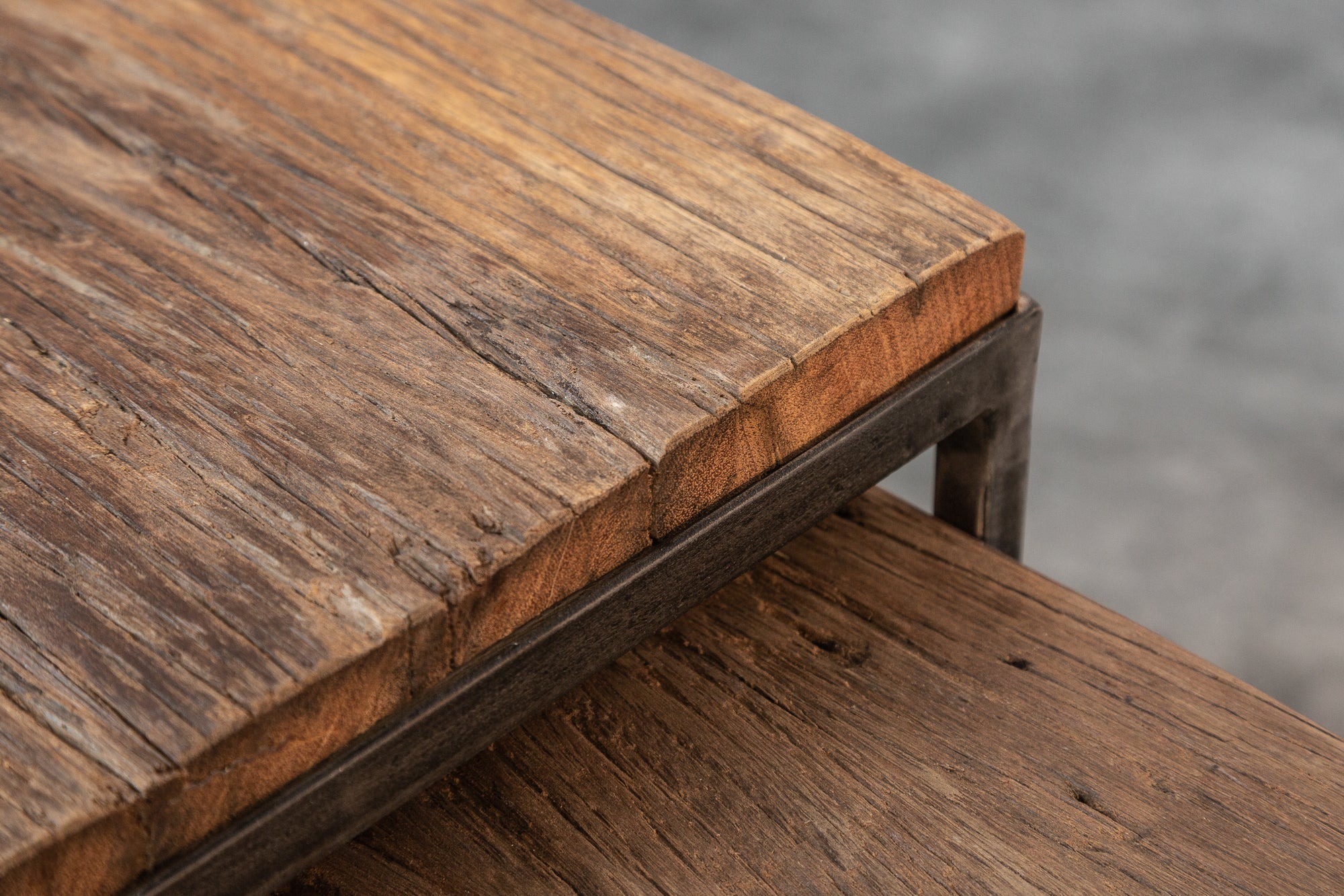 Lote de 2 mesas auxiliares industriales BARRACUDA 45 cm de madera maciza de Salholz con armazón de metal curvado