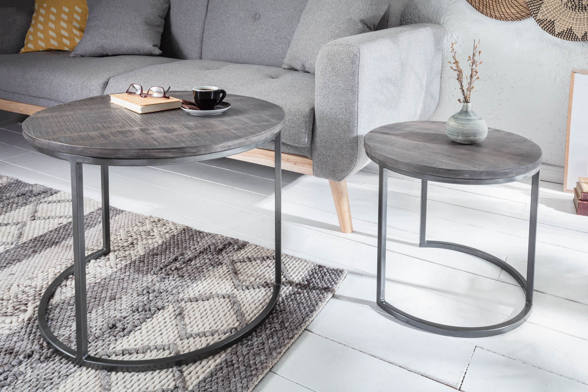 Lote de 2 mesas auxiliares industriales ELEMENTS 60 cm de madera maciza de mango gris con aros de metal negro