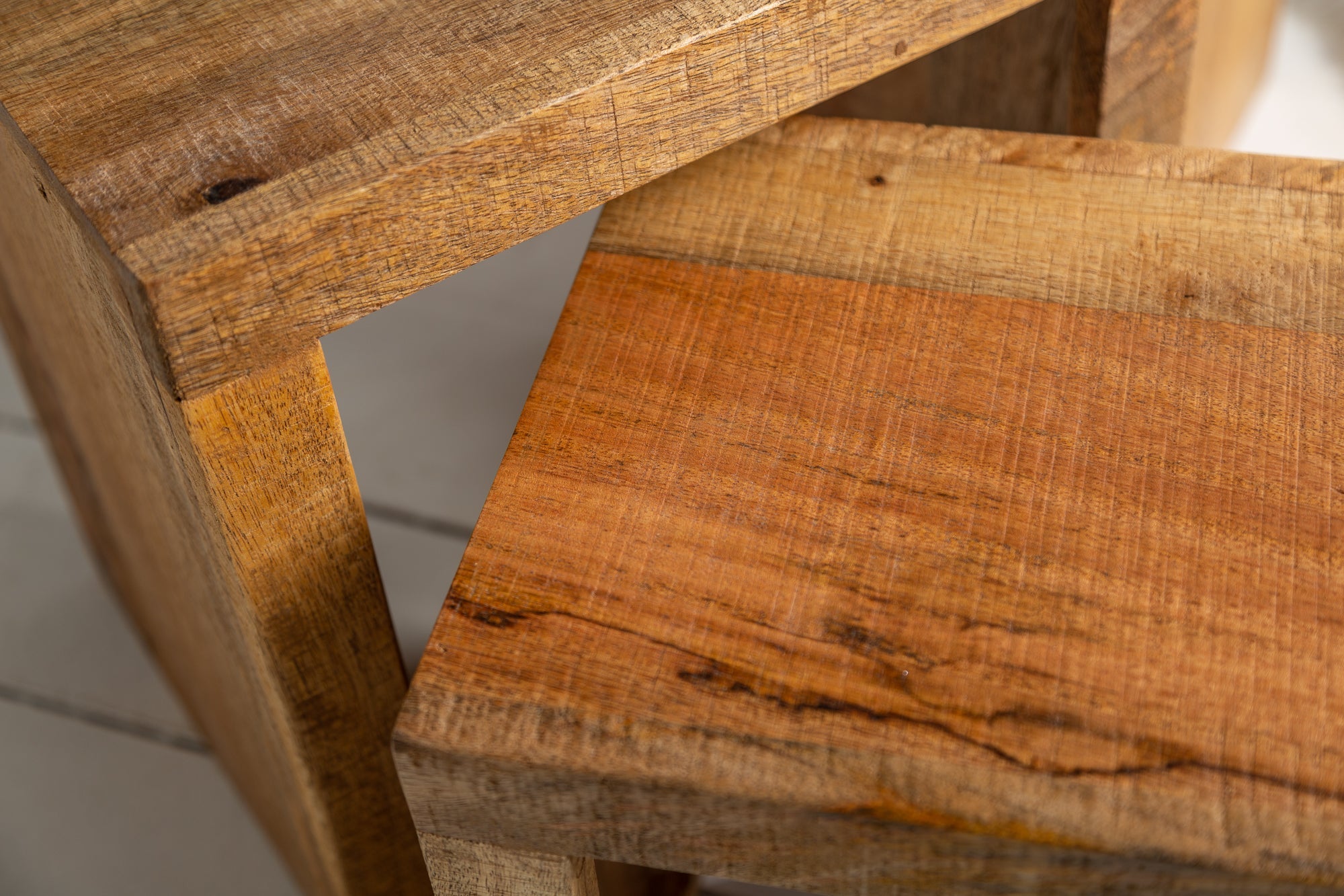Juego de 3 mesas auxiliares MAKASSAR de 45 cm de madera maciza de mango natural