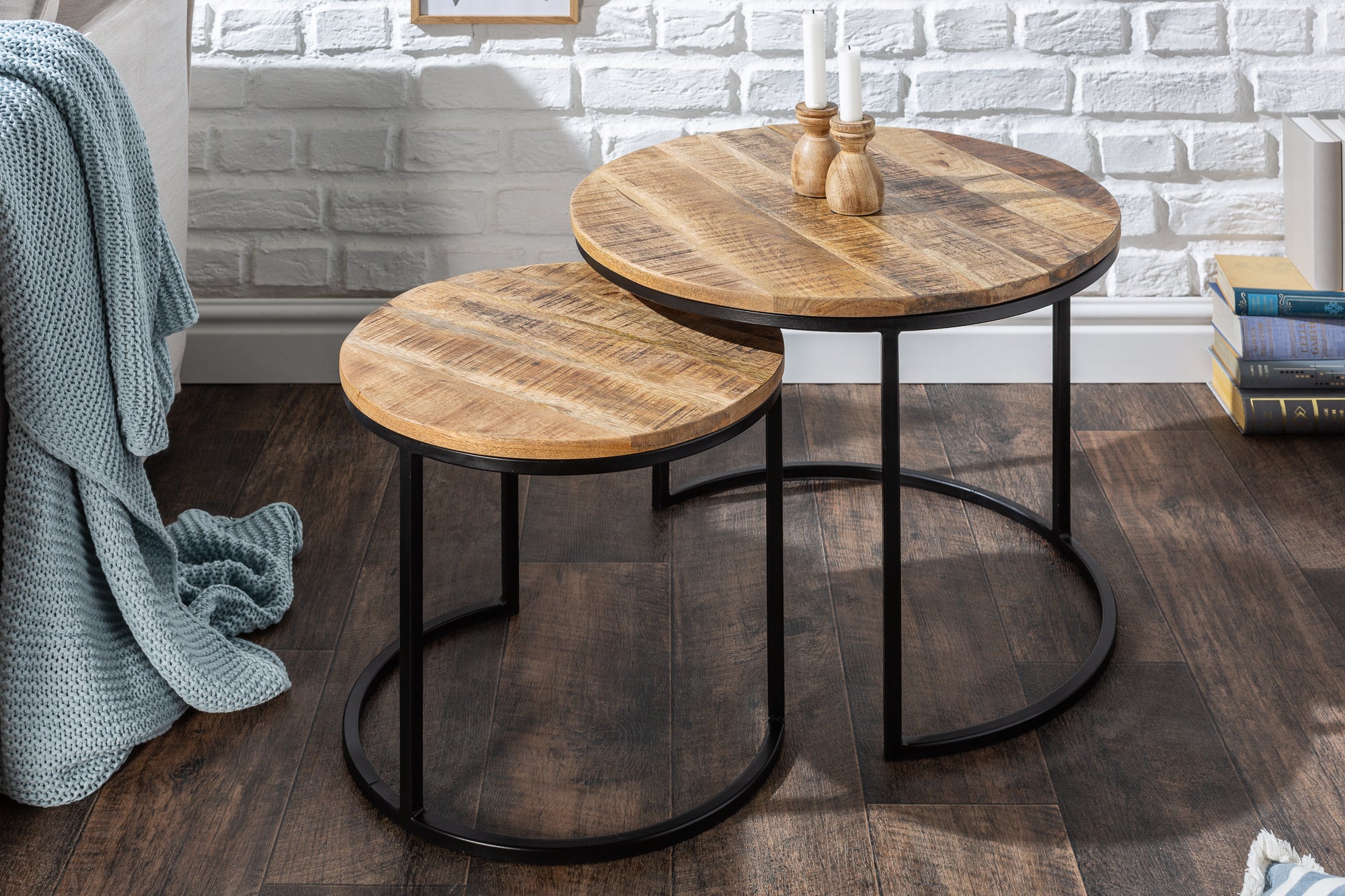 Juego industrial de 2 mesas auxiliares ELEMENTS de 60 cm de madera maciza de mango, redondas, estructura de metal negro