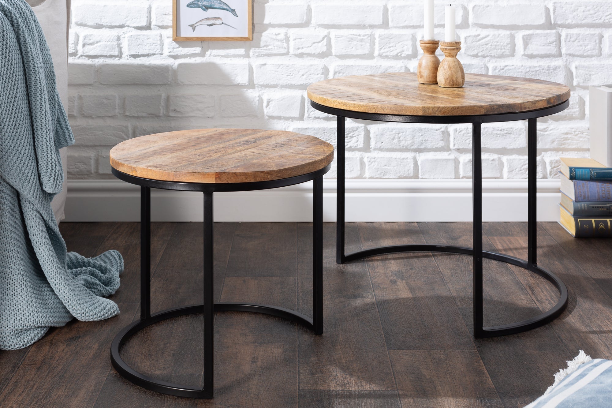 Juego industrial de 2 mesas auxiliares ELEMENTS de 60 cm de madera maciza de mango, redondas, estructura de metal negro